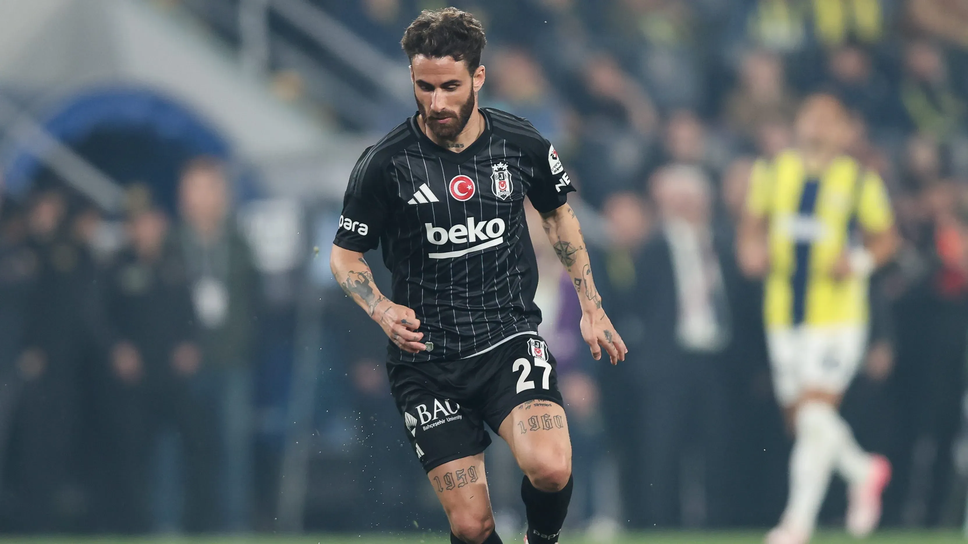 Rafal Silva, ex-Benfica, em jogo do Besiktas com camisa preta. Foto: Ahmad Mora/Getty Images