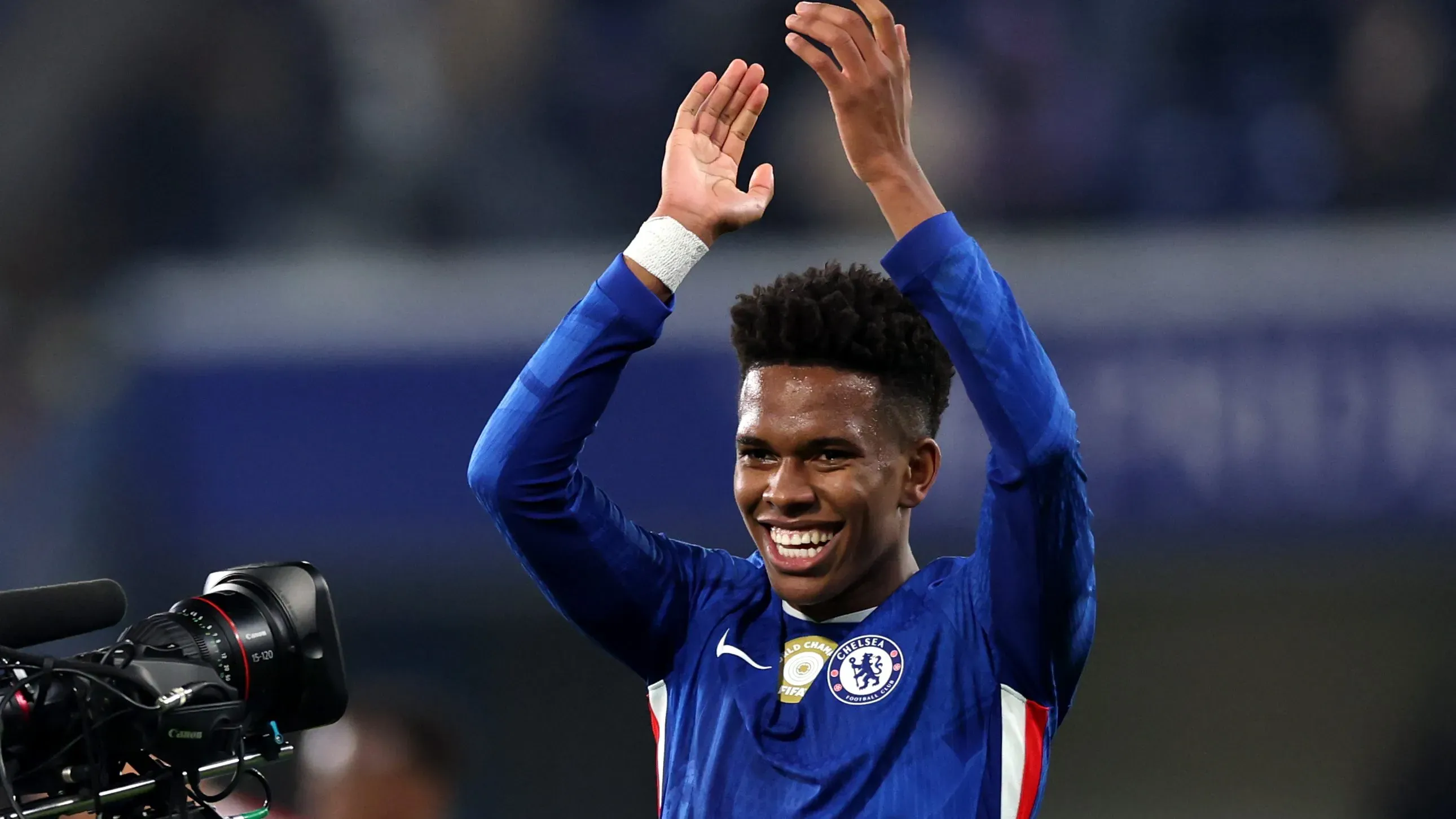 Estêvão, em campo, pelo Chelsea, aplaudindo