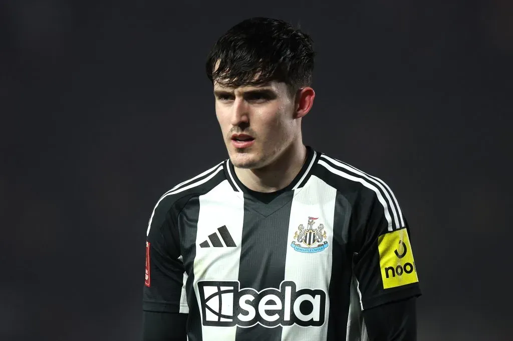 Tino Livramento com a camisa alvinegra do Newcastle (Photo by Alex Pantling/Getty Images)