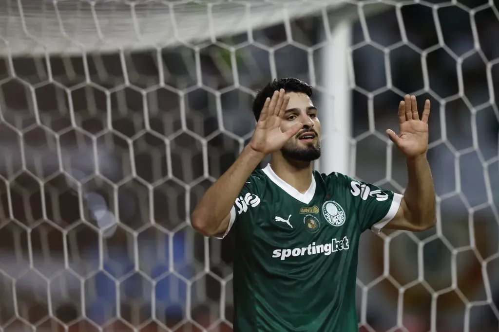 Flaco López celebrando um gol com a camisa verde do Palmeiras (Photo by Miguel Schincariol/Getty Images)