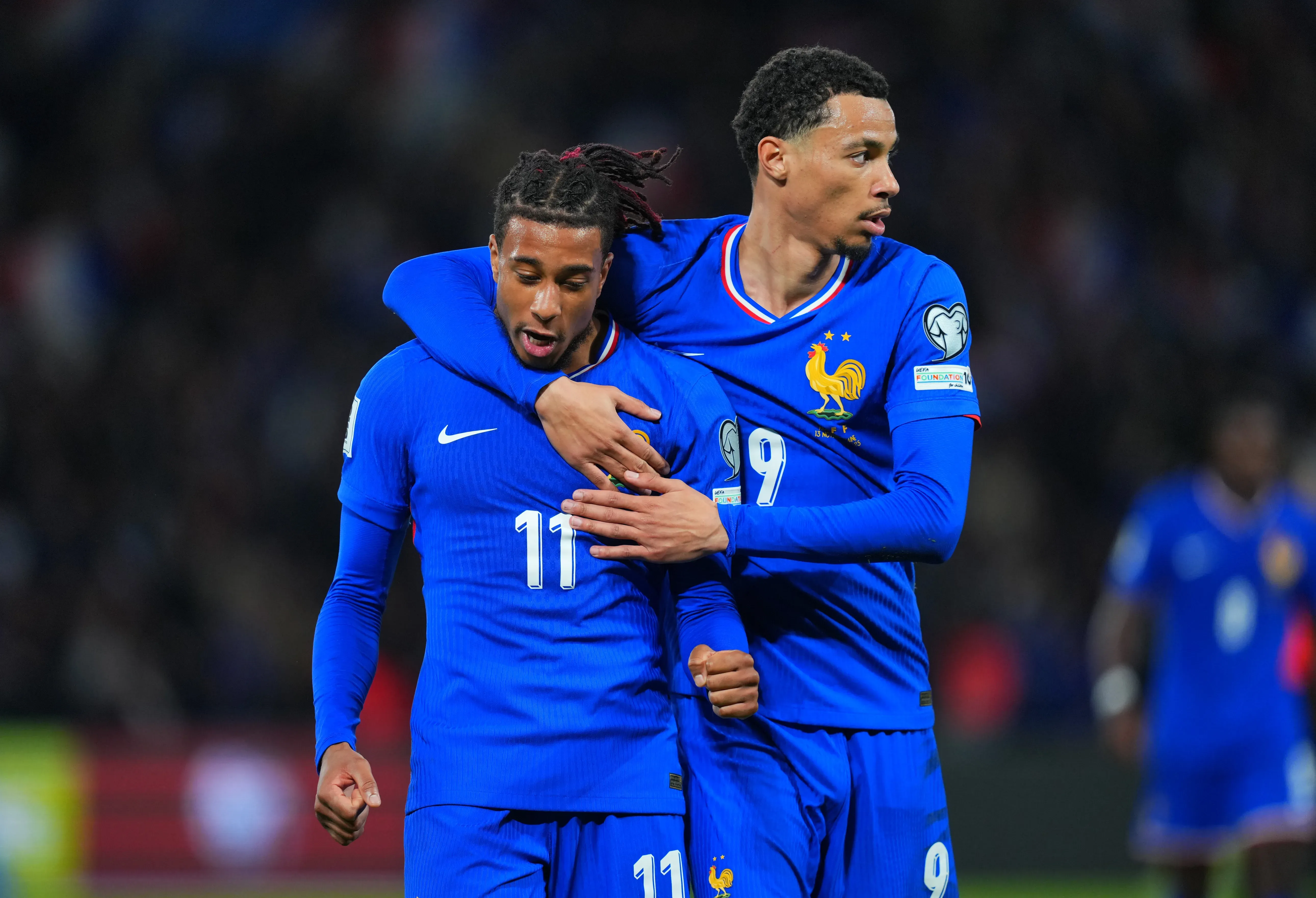 Michael Olise, da França, comemora o segundo gol de sua equipe com o companheiro Hugo Ekitike durante a partida das Eliminatórias da Copa do Mundo de 2026 entre França e Ucrânia, no Parc des Princes, em 13 de novembro de 2025, em Paris. (Foto: Franco Arland/Getty Images)