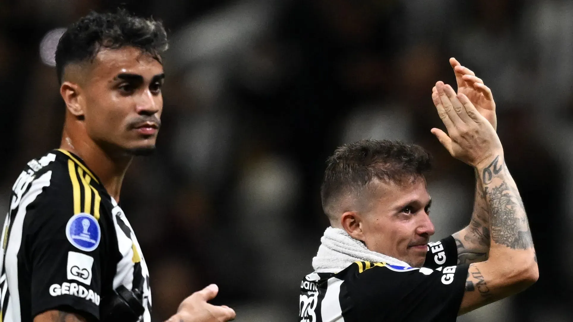 Bernard, do Atlético Mineiro, e seus companheiros comemoram após vencerem o jogo de volta da semifinal da Copa CONMEBOL Sul-Americana 2025 entre Atlético Mineiro e Independiente del Valle, na Arena MRV, em 28 de outubro de 2025, em Belo Horizonte, Brasil. (Foto: Pedro Vilela/Getty Images)