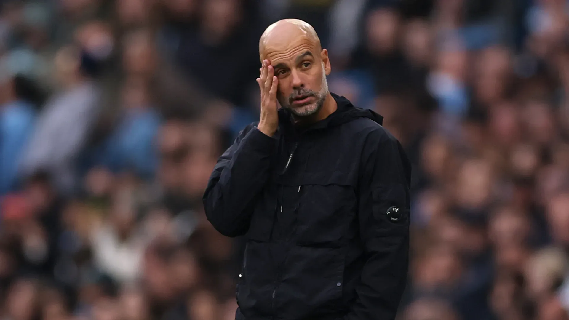Pep Guardiola com a mão na cabeça durante jogo do Manchester City