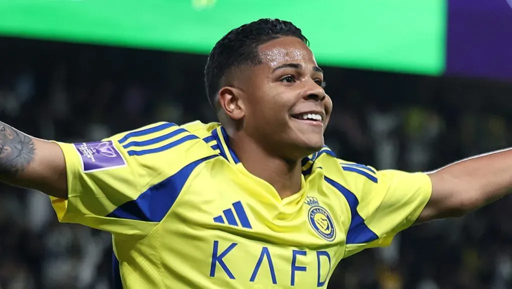 Wesley, do Al-Nassr, alvo do Flamengo, de camisa amarela