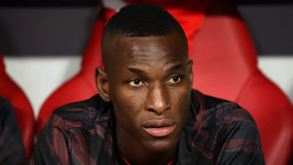 Nicolas Jackson assiste jogo do Bayern de Munique sentado no banco de reservas