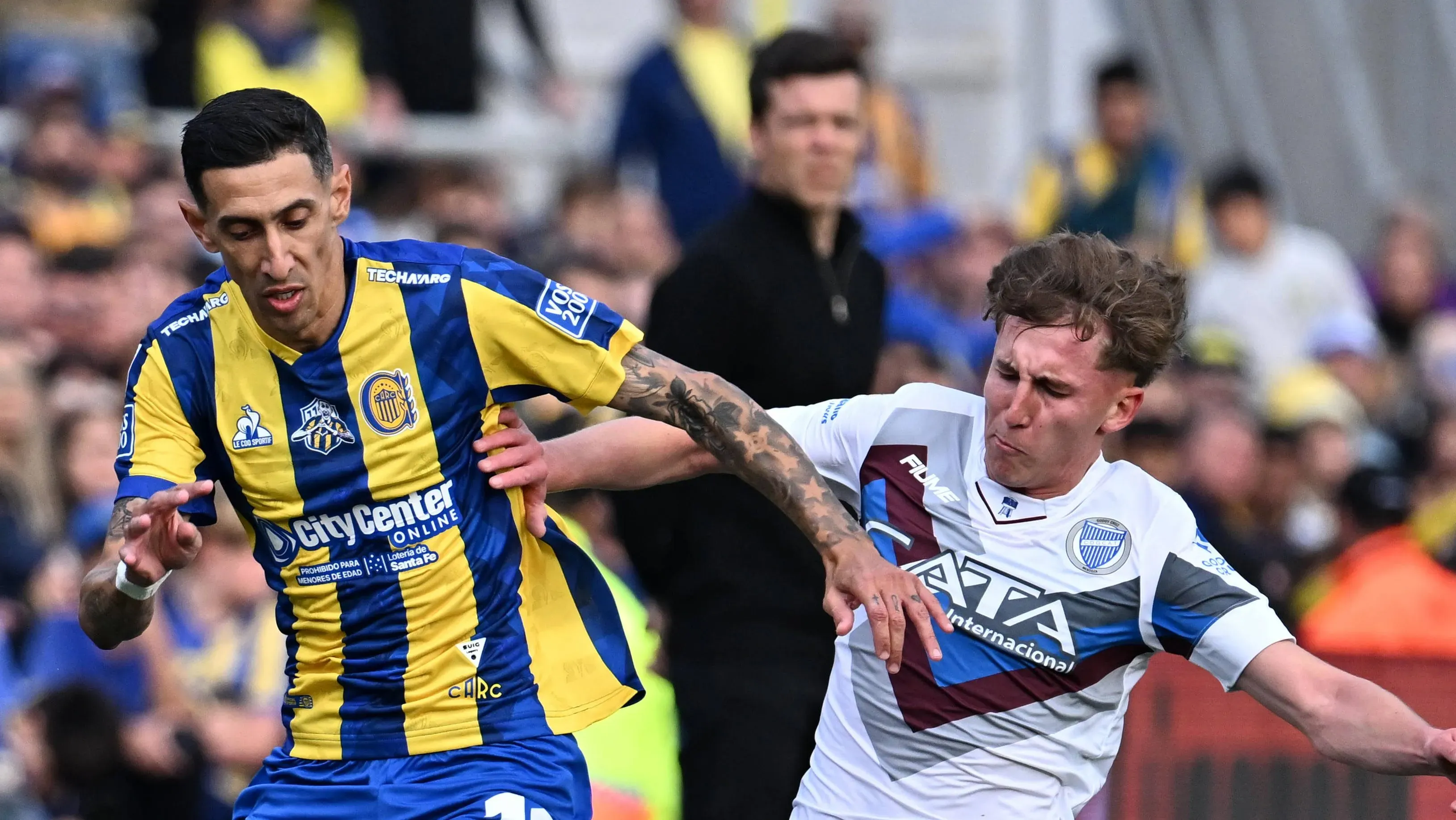 Santino Andino marcando Ángel Di Maria em Rosario Central x Godoy Cruz (Foto: Luciano Bisbal/Getty Images)