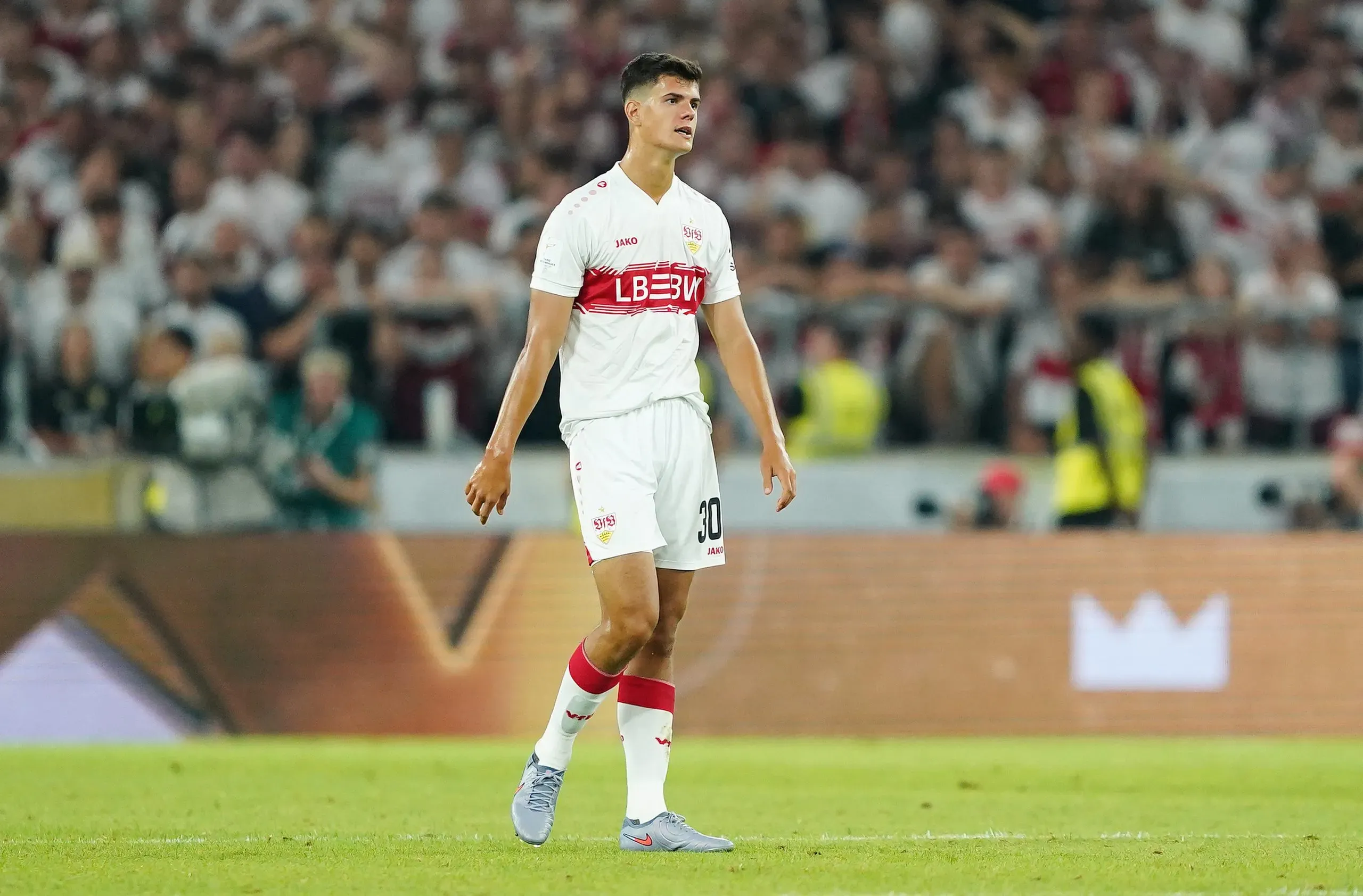 Chema em campo com a camisa branca e vermelha do Stuttgart (Photo by Daniela Porcelli/Getty Images)