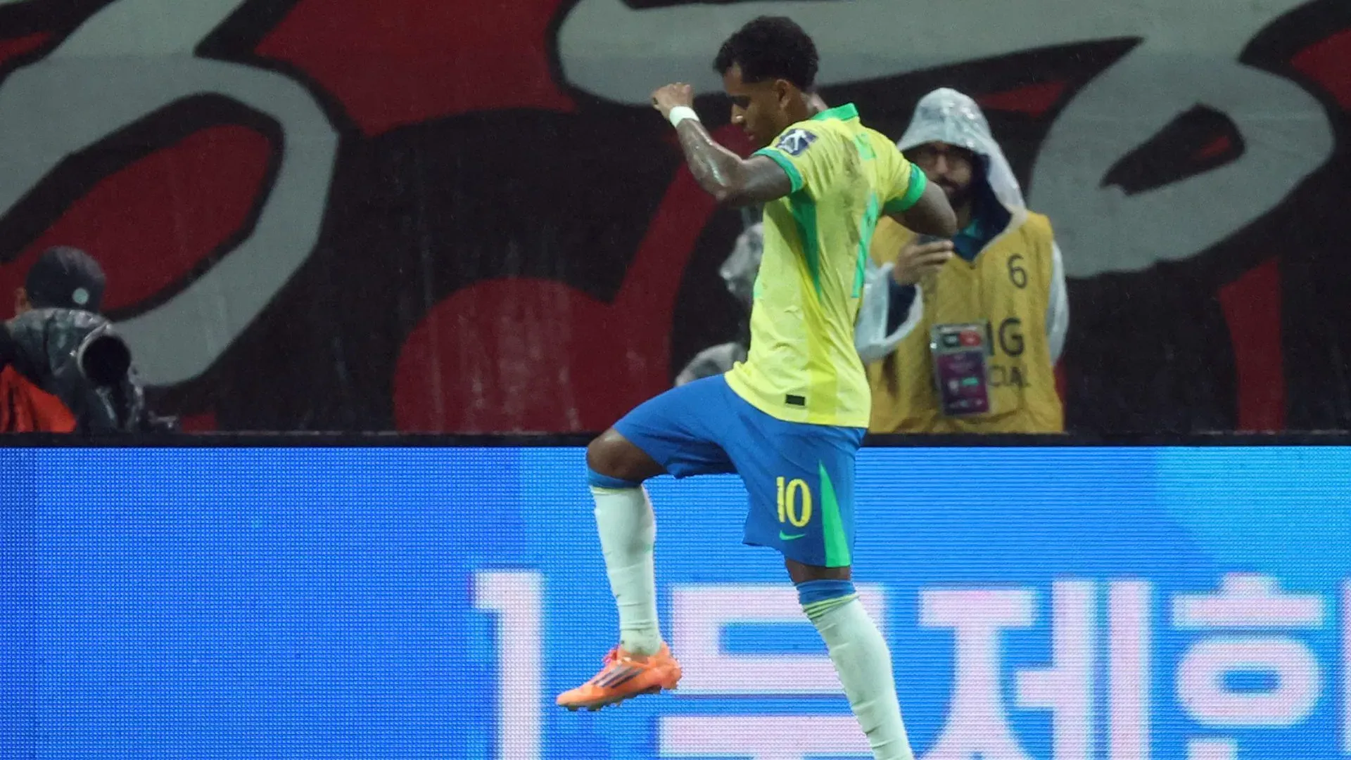 Rodrygo em ação pela Seleção Brasileira. (Foto: Chung Sung-Jun/Getty Images)