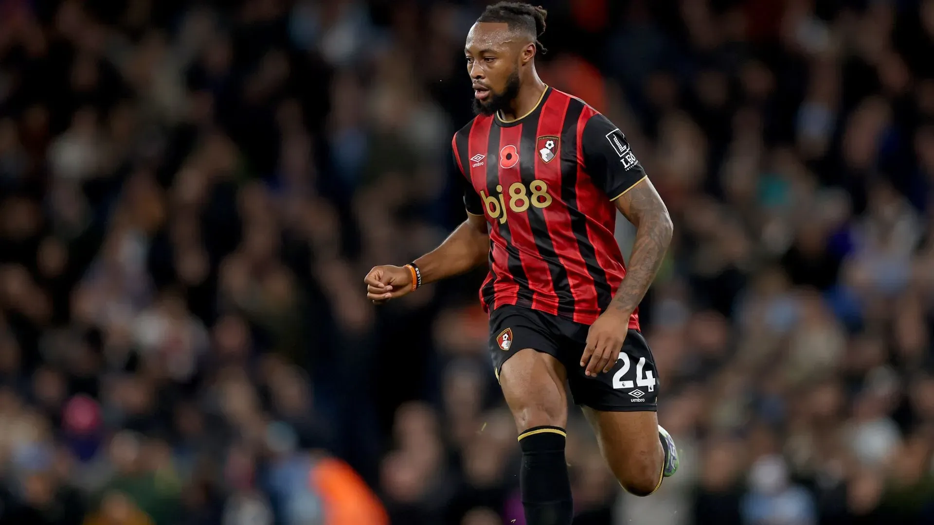 Antoine Semenyo em jogo do Bournemouth com camisa vermelha e preta. Jogador é alvo do Liverpool. Foto: Carl Recine/Getty Images