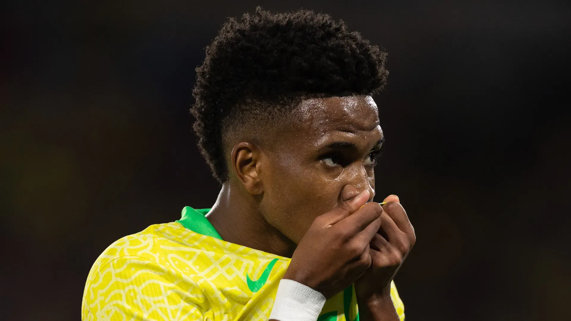 Estêvão beija o escudo da Seleção Brasileira em jogo