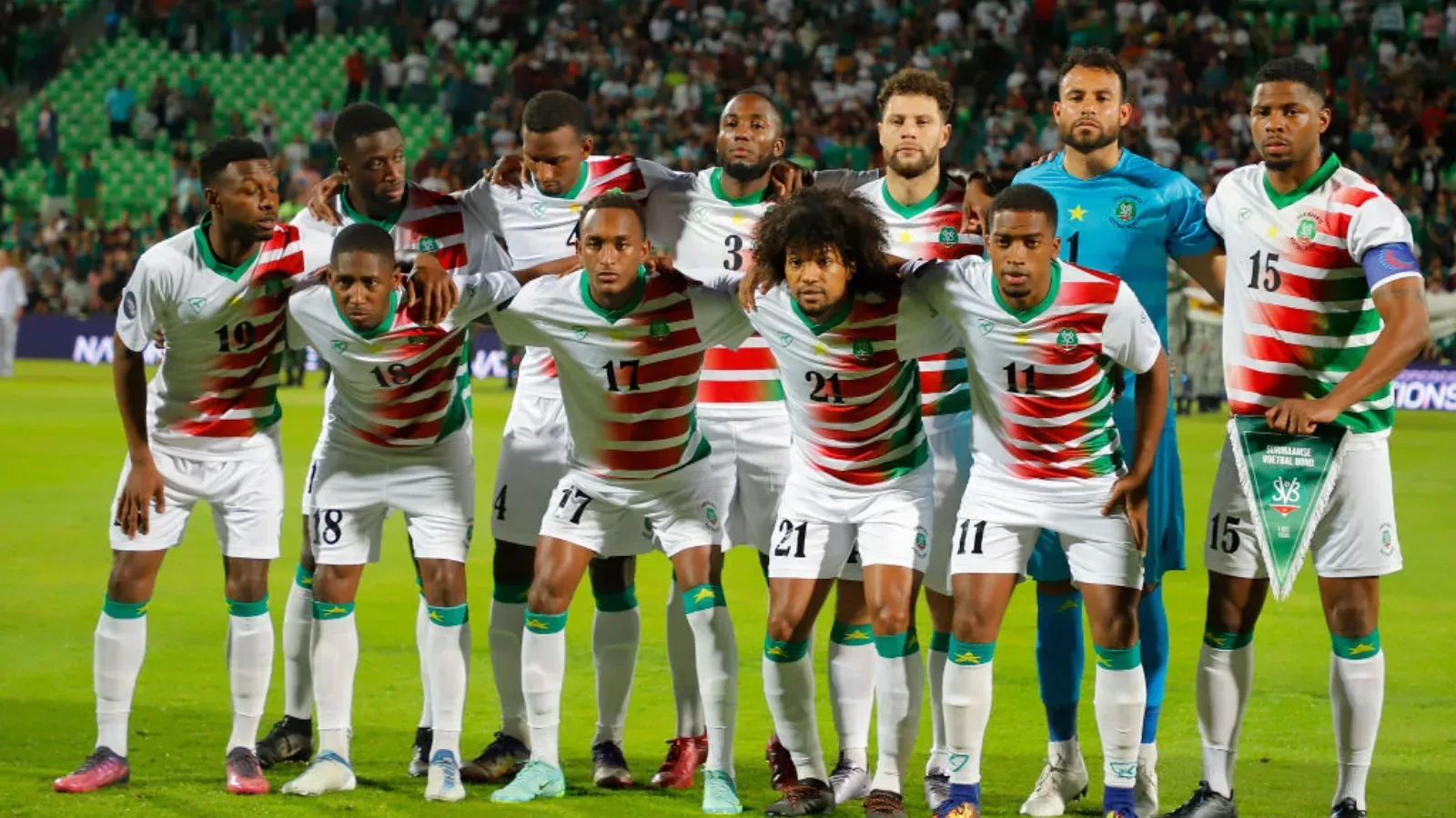 Jogadores do Suriname posam lado a lado.