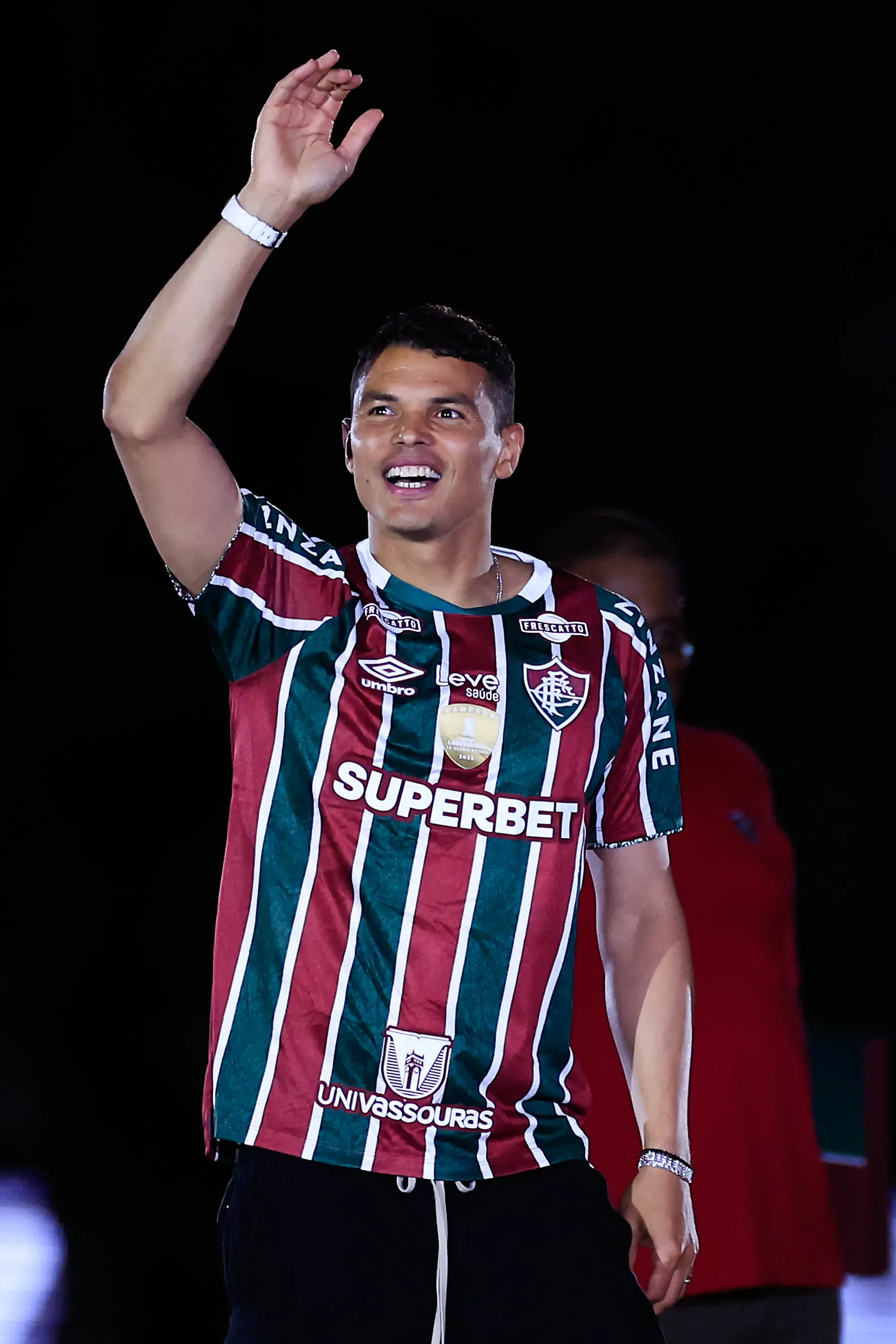 Thiago Silva em sua apresentação no Fluminense. Segundo O Globo, ele deixaria o clube no final do ano, mesmo com contrato até 2026. Agora, ele considera volta à Europa para ficar perto da família e não descarta ofertas, sendo alvo do Milan (Foto: Buda Mendes/Getty Images)