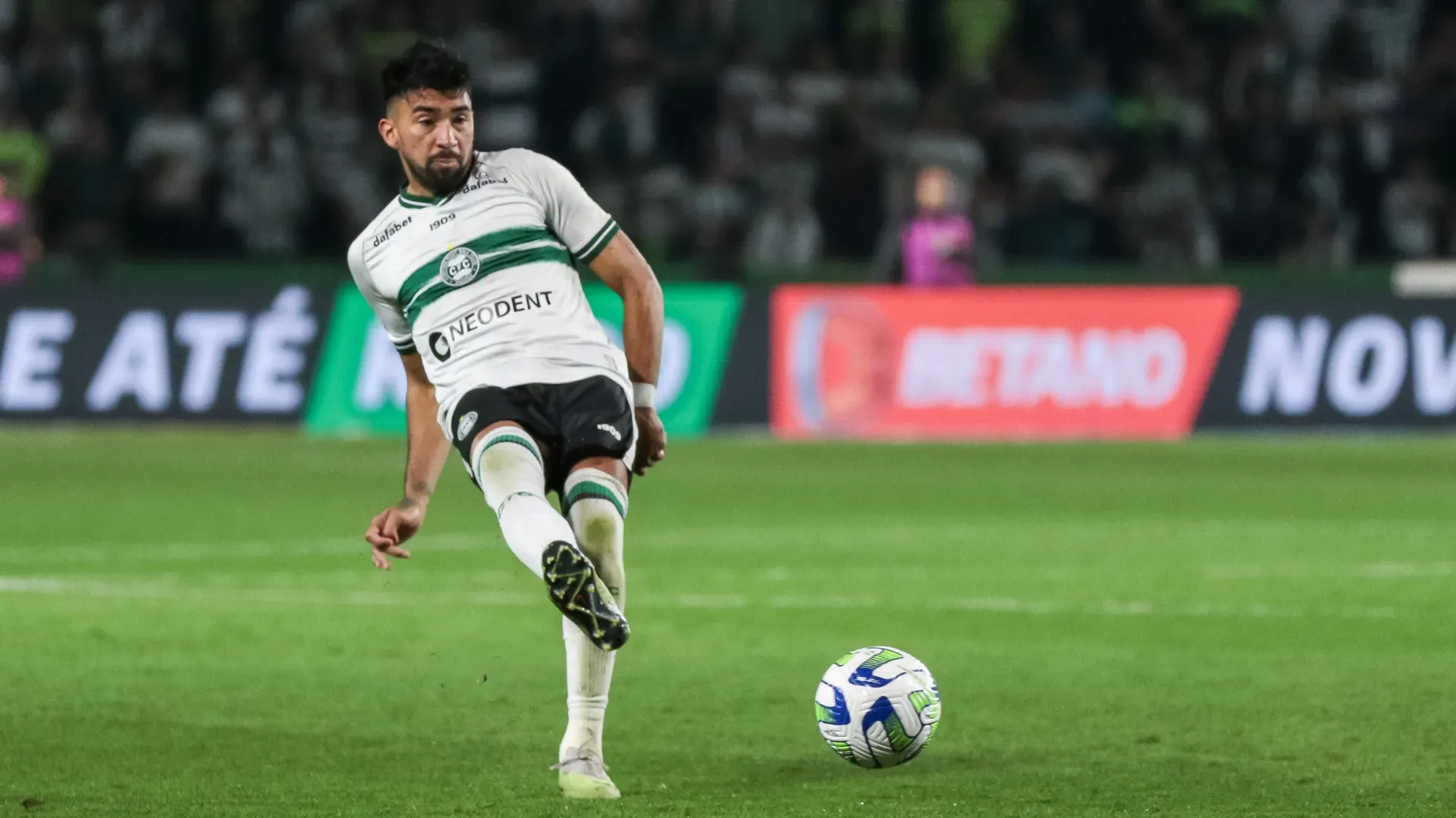 Marcelino Moreno pelo Coritiba. (Foto: Robson Mafra/AGIF)