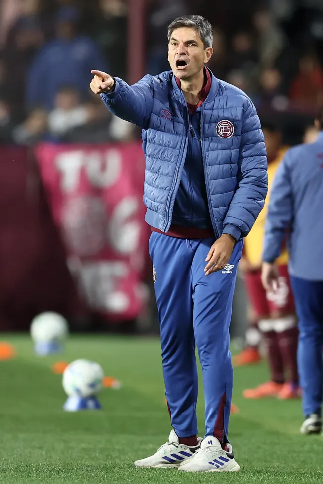 Mauricio Pellegrino, técnico do Lanus, reage durante a partida de segunda mão da semifinal da Copa CONMEBOL Sul-Americana 2025 entre Lanus e Universidad de Chile no Estádio Ciudad de Lanús Néstor Díaz Pérez em 30 de outubro de 2025 em Buenos Aires, Argentina. (Foto de Alejandro Pagni/Getty Images)