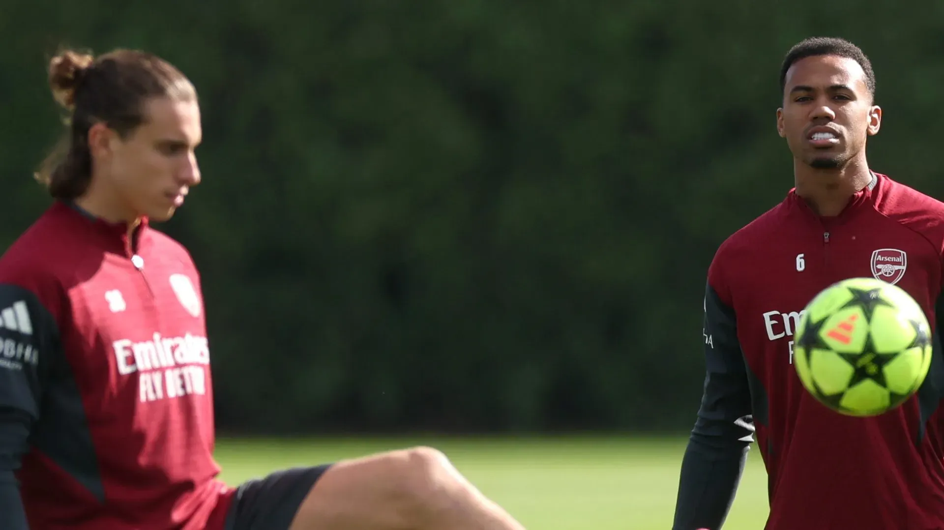Gabriel, do Arsenal, observa enquanto o companheiro Riccardo Calafiori domina a bola durante um treino no Sobha Realty Training Centre, em 30 de setembro de 2025, em London Colney, Inglaterra. (Foto de Alex Pantling/Getty Images)