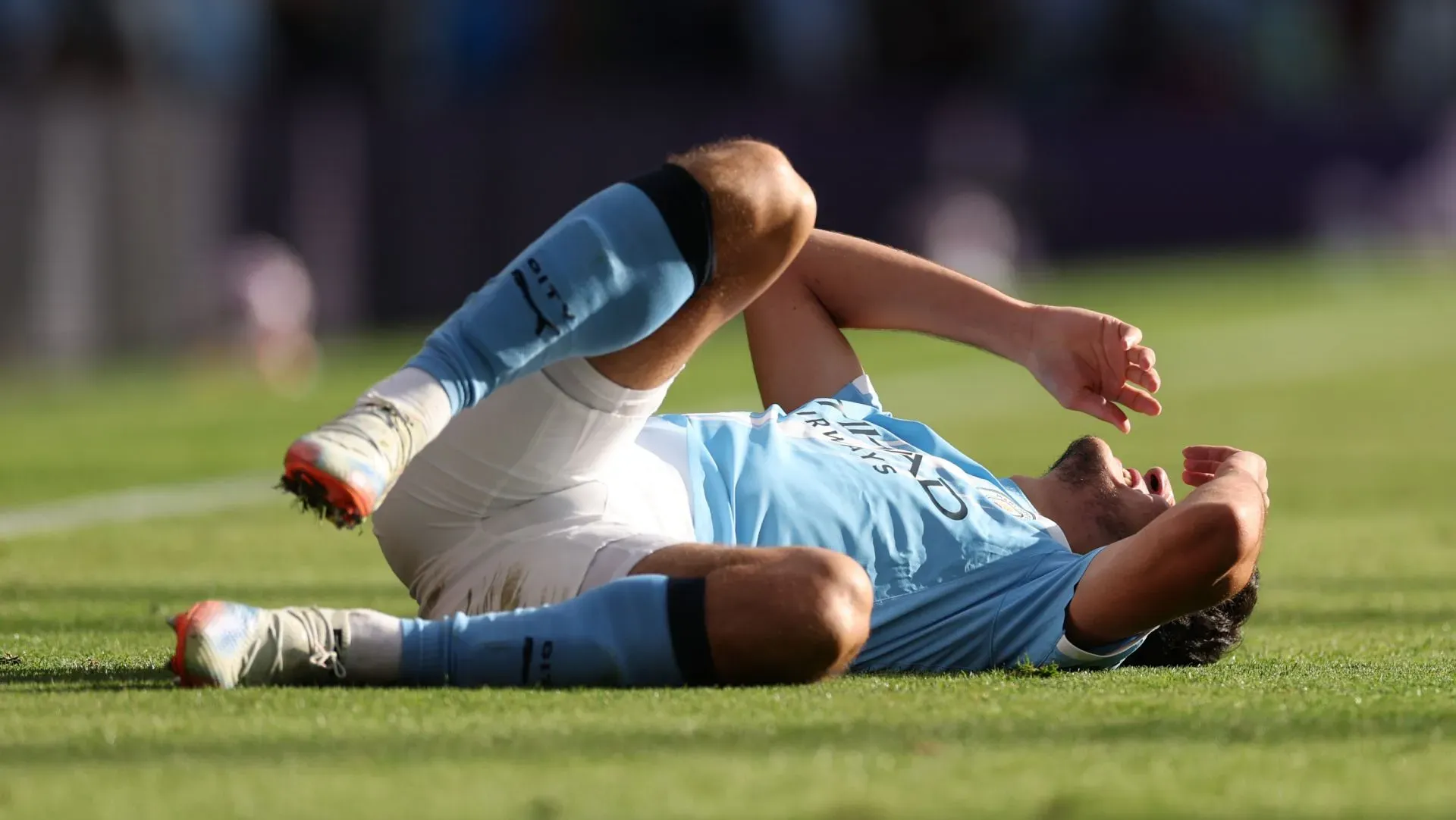 Abdukodir Khusanov sofre lesão durante partida da Premier League. Foto: Alex Pantling/Getty Images