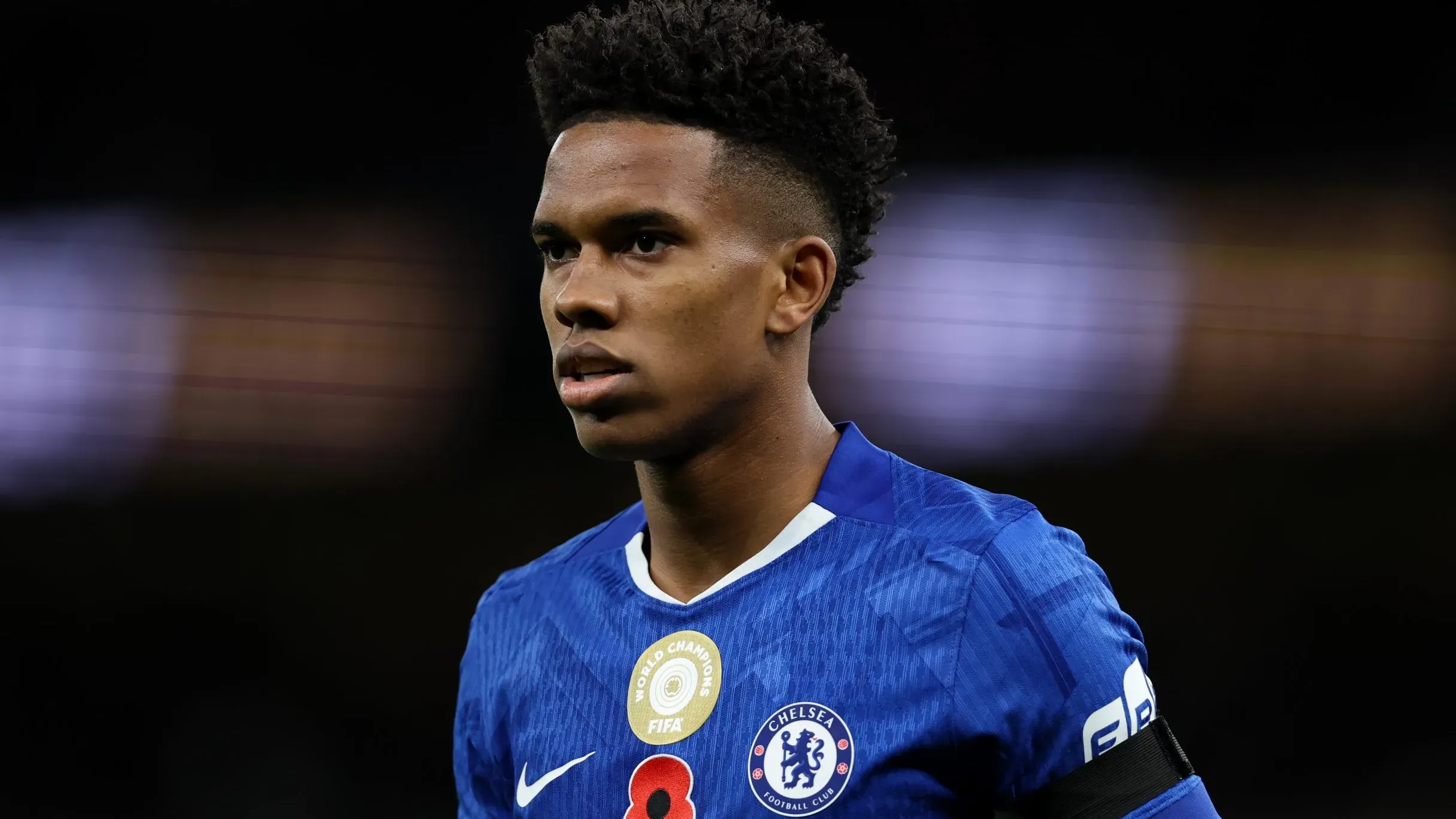 Estêvão, em campo, pelo Chelsea