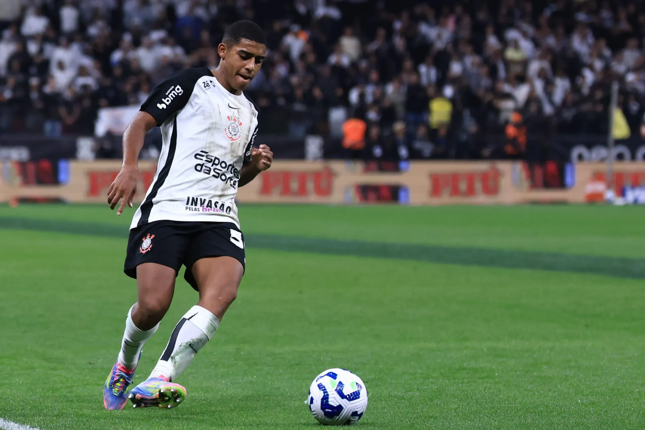 Gui Negão em campo com a camisa branca com detalhes pretos do Corinthians. Foto: Marcello Zambrana/AGIF