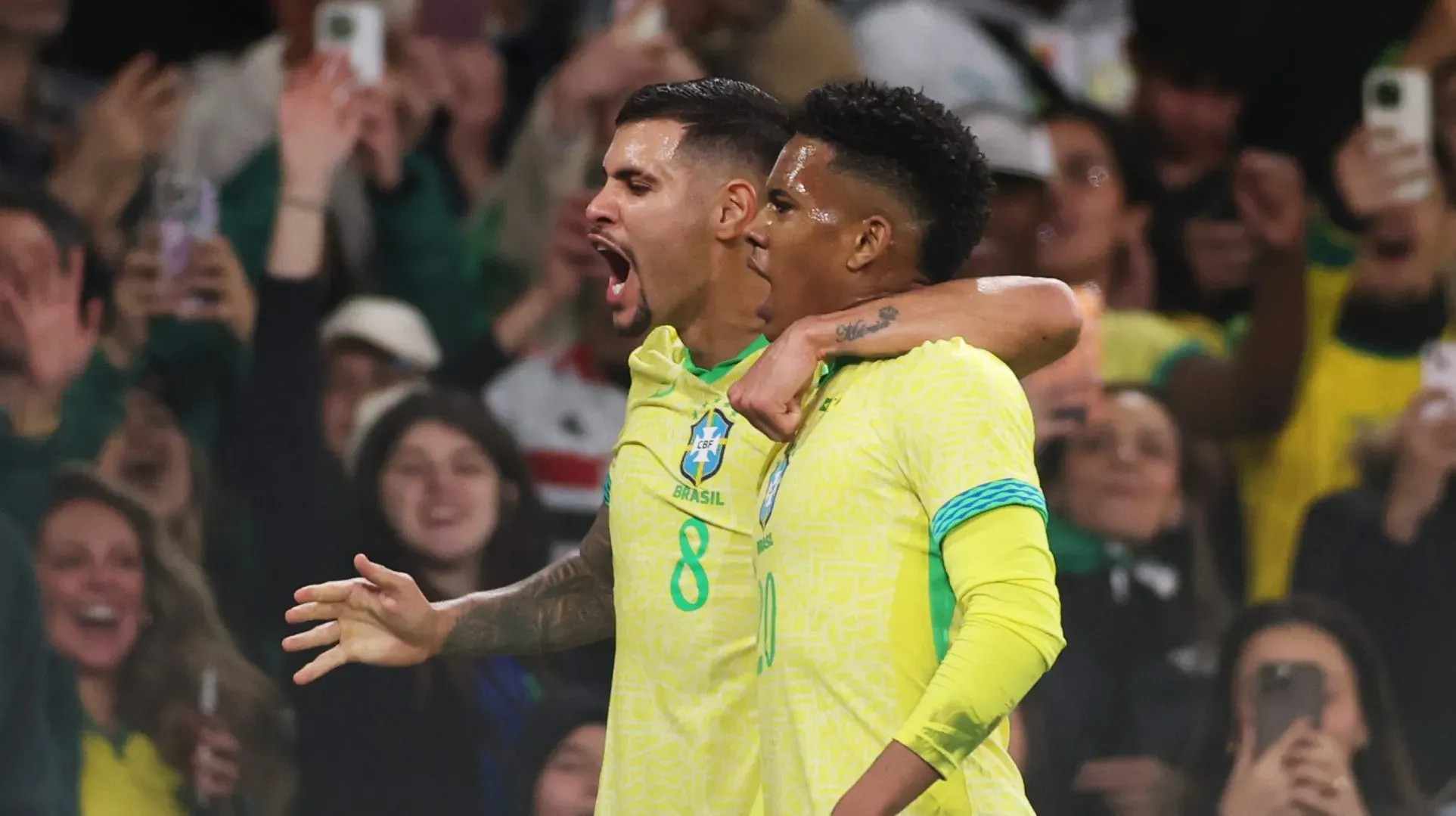 Estêvão, do Brasil, comemora com o companheiro Bruno Guimarães após marcar o primeiro gol da equipe durante o amistoso internacional entre Brasil e Senegal no Emirates Stadium, em 15 de novembro de 2025, em Londres, Inglaterra. (Foto: Ryan Pierse/Getty Images)