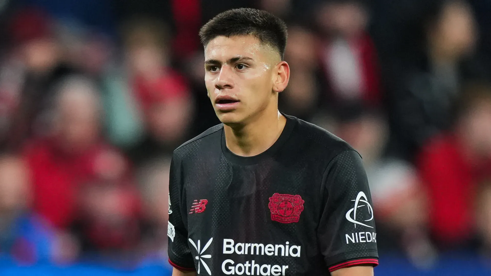 Echeverri durante partida com a camisa do Bayer Leverkusen