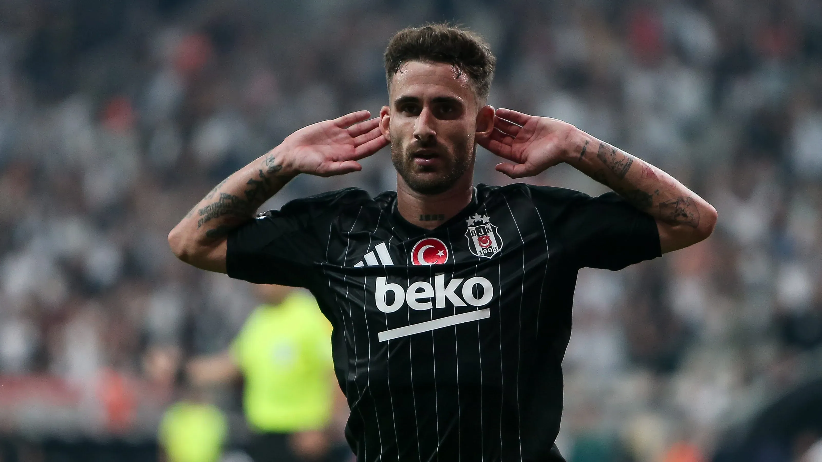 Rafa Silva, ex-Benfica, com camisa preta em jogo do Besiktas. Foto: Ahmad Mora/Getty Images
