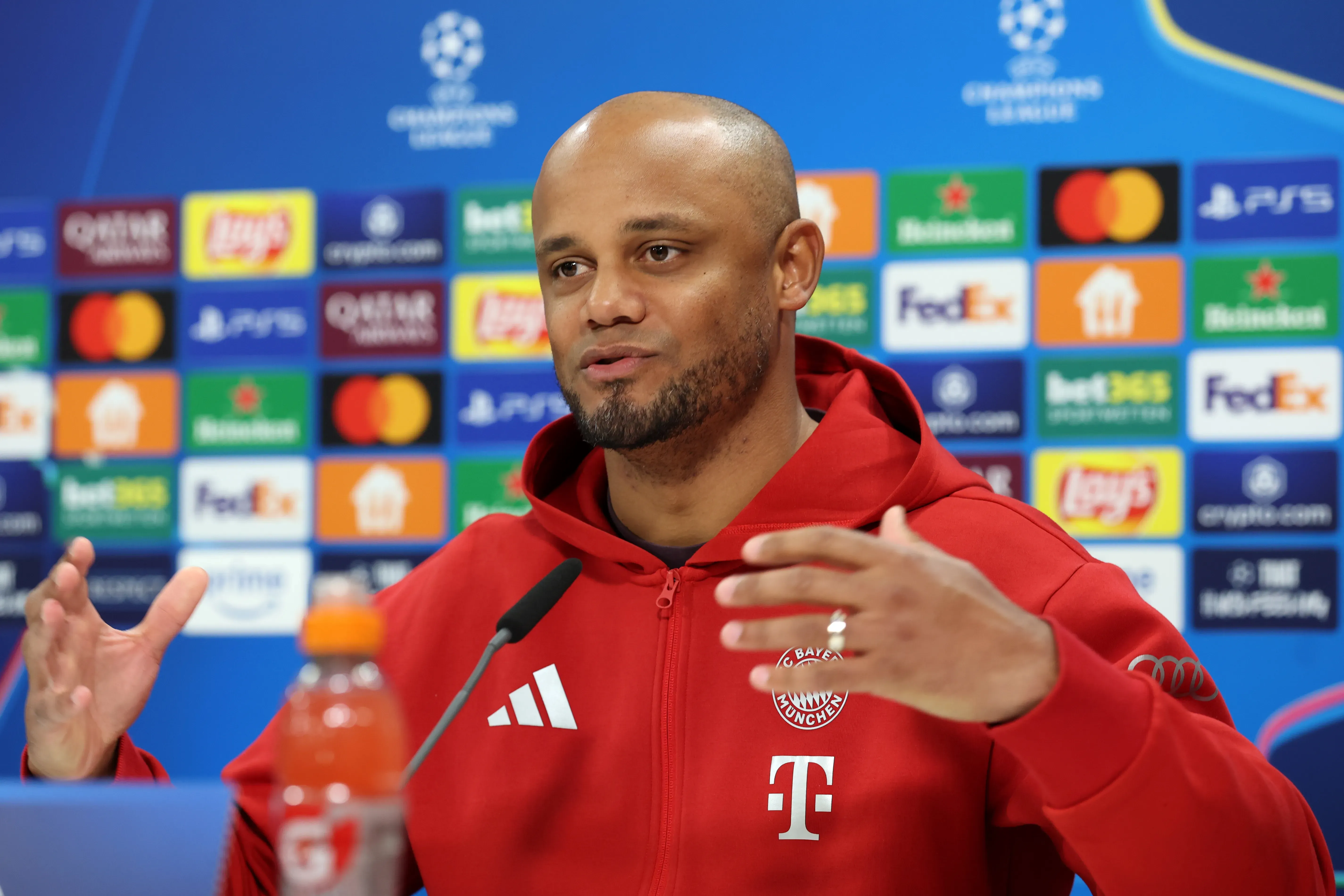 Vincent Kompany comentou sobre insultos racistas no futebol e se manifestou que isso nunca deveria ser vivenciado. (Foto: Alexander Hassenstein/Getty Images)