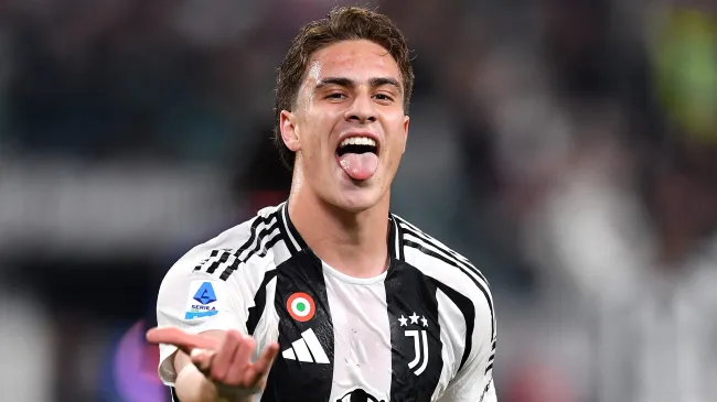 Kenan Yildiz, em campo, com a camisa da Juventus