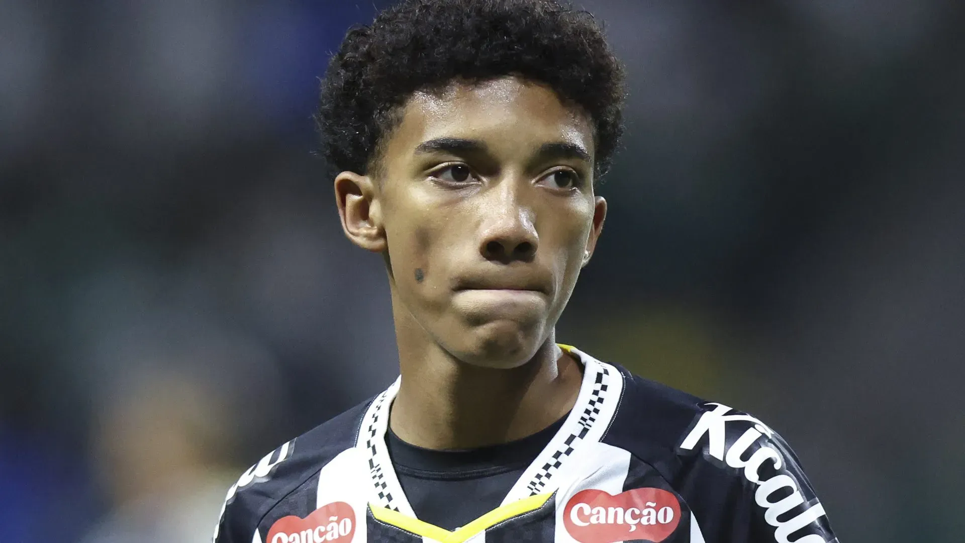 Robinho Jr, com a cara séria, durante um jogo do Santos