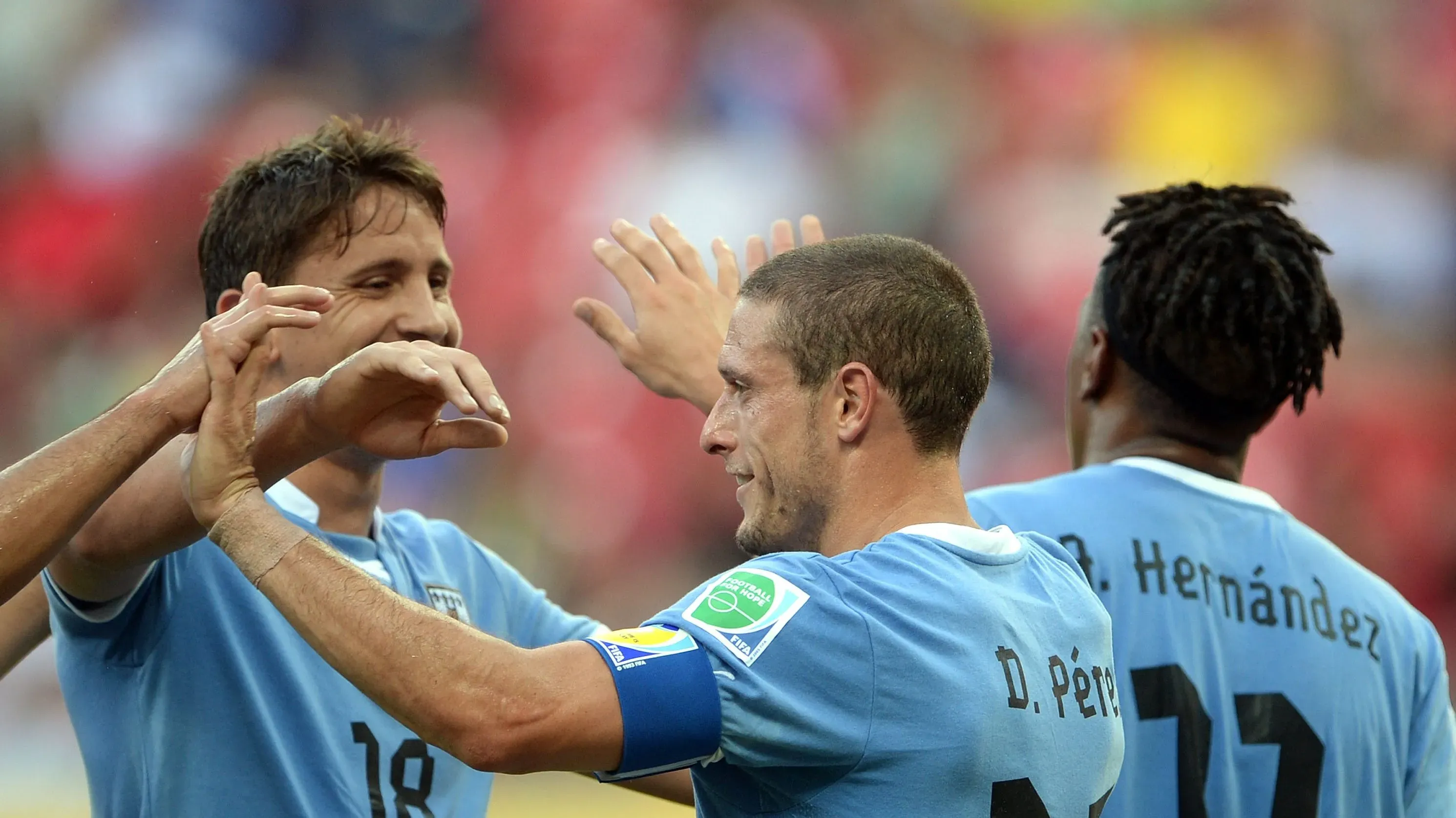Abel Hernández (de costas): atacante passou pela seleção do Uruguai (Foto: Michael Regan/Getty Images)