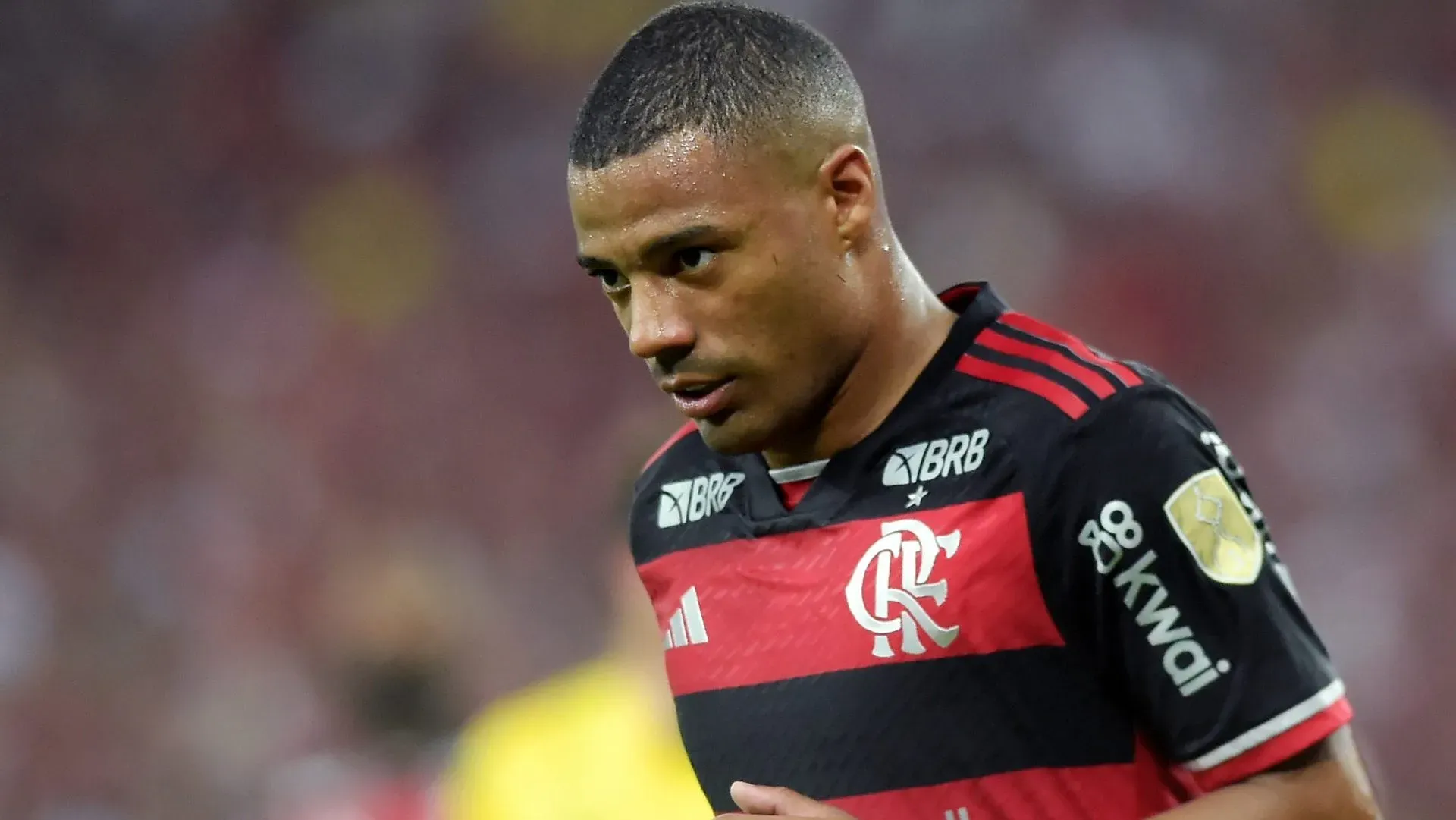 De La Cruz aparece de lado, usando a camisa do Flamengo