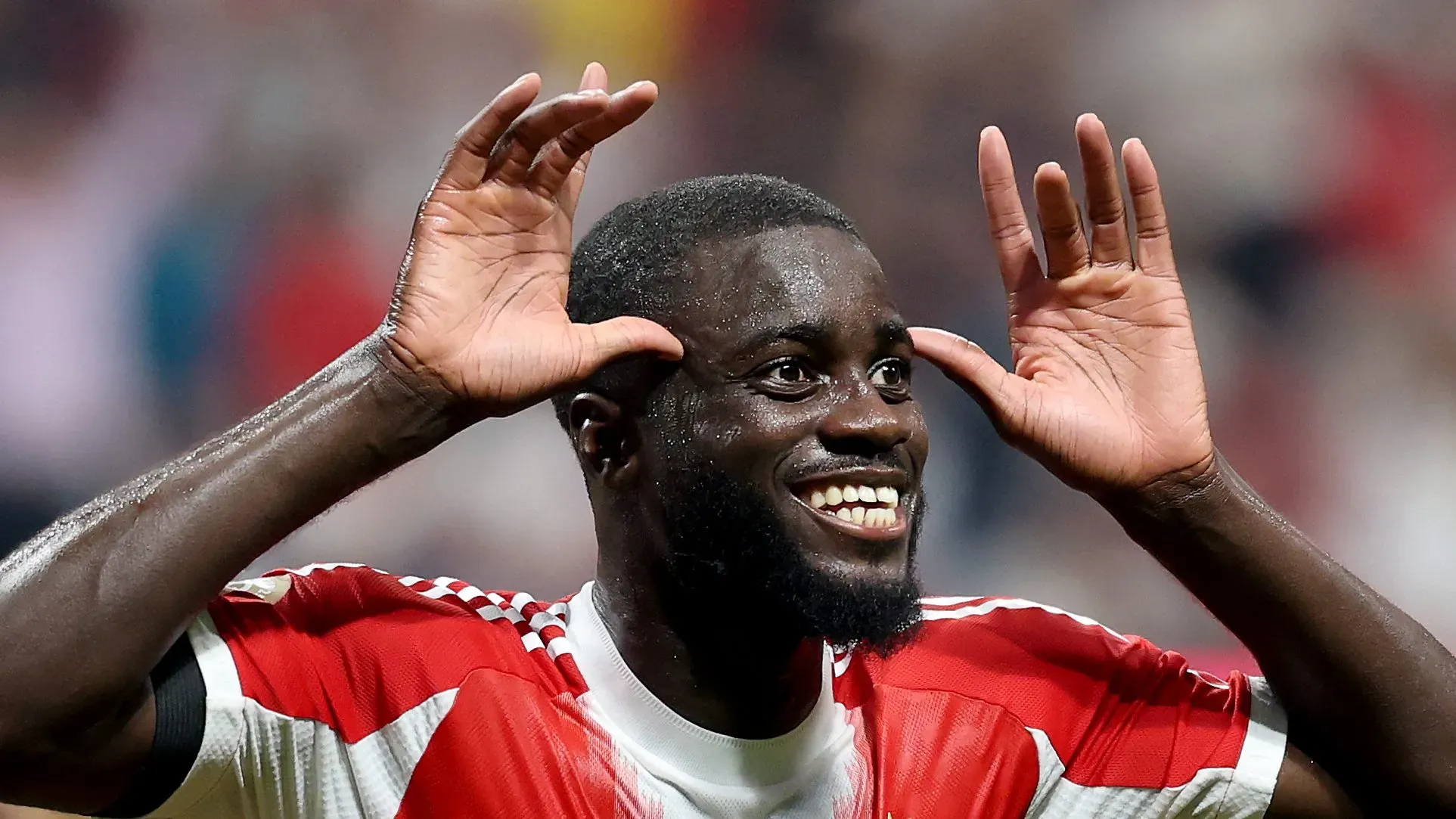 Upamecano comemorando gol com a camisa vermelha e branca do Bayern de Munique