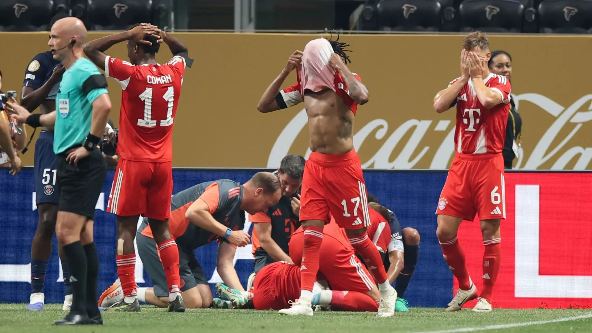Lesão de Musiala assustou jogadores do Bayern de Munique (foto: Alex Grimm/Getty Images)