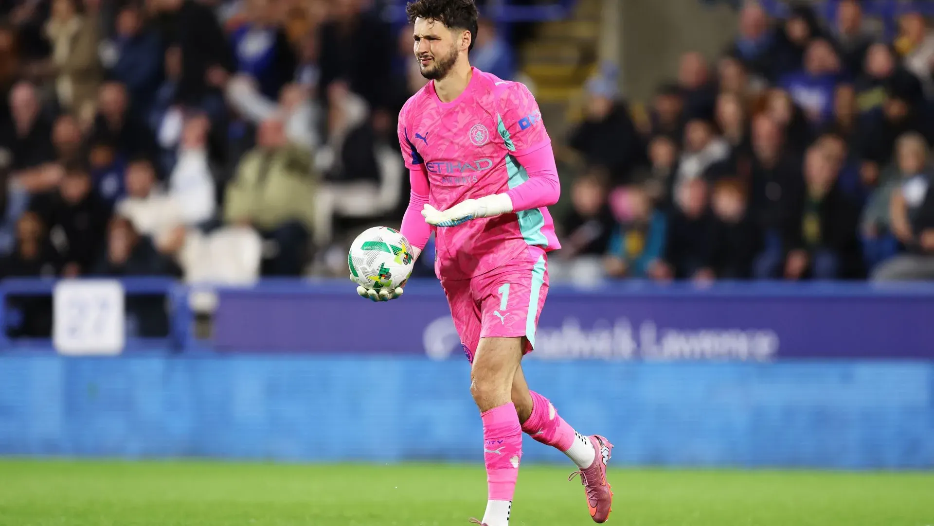 James Trafford reage durante partida do Manchester City na Carabao Cup. Foto: Matt McNulty/Getty Images