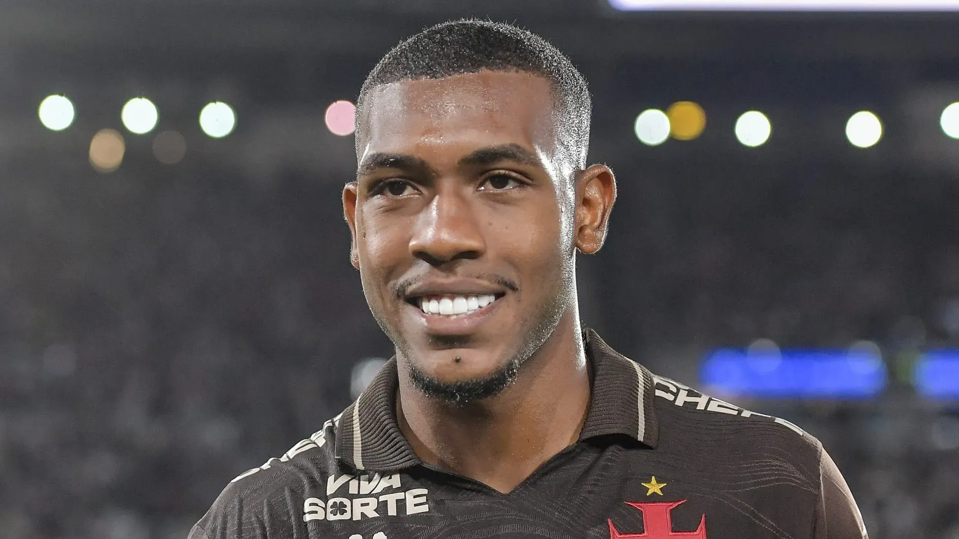 Rayan sorrindo e vestindo a camisa do Vasco