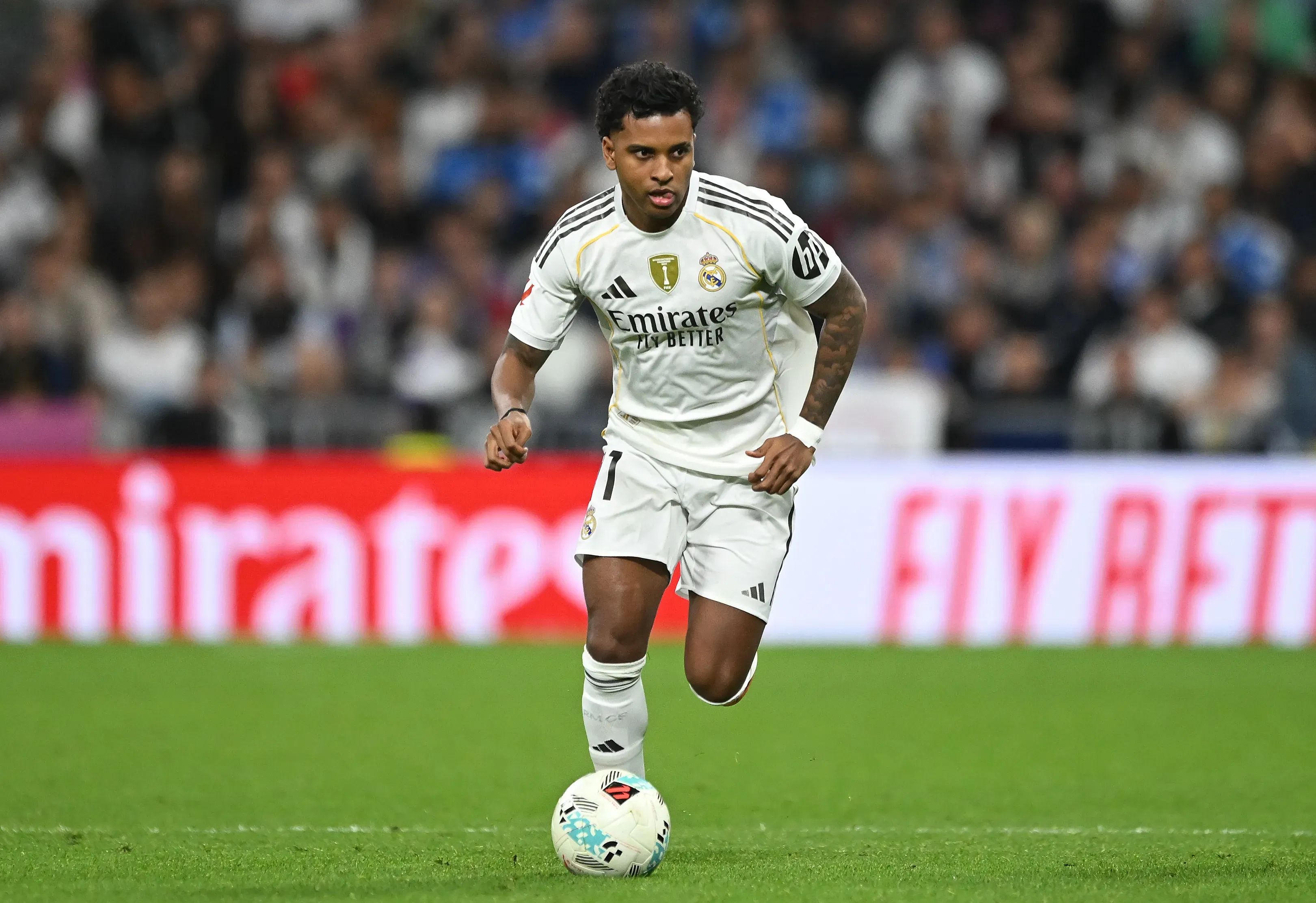 Rodrygo em ação com a camisa do Real Madrid. (Foto: Denis Doyle/Getty Images)