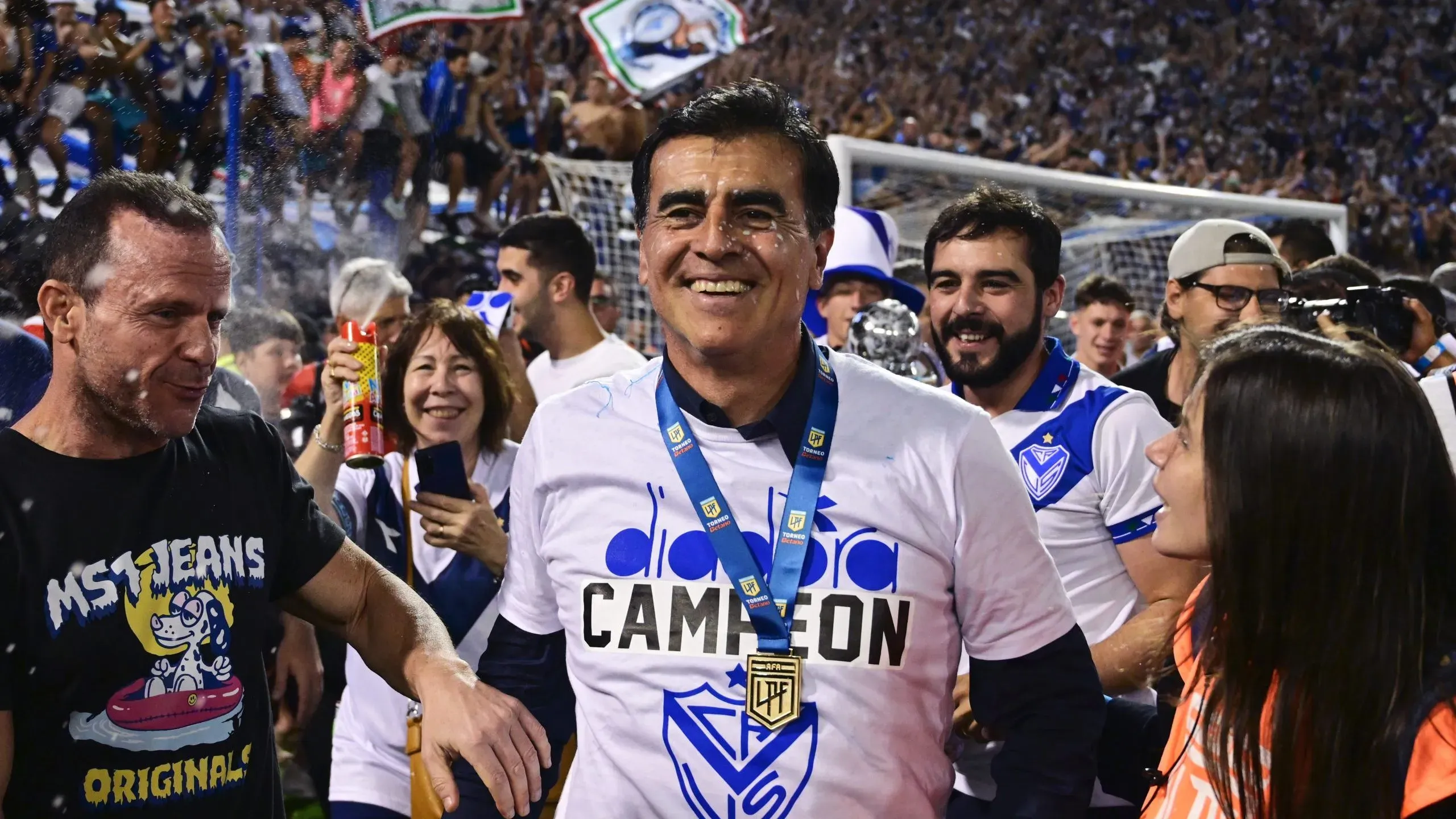 Gustavo Quinteros comemorando título do Campeonato Argentino. Foto: Rodrigo Valle/Getty Images
