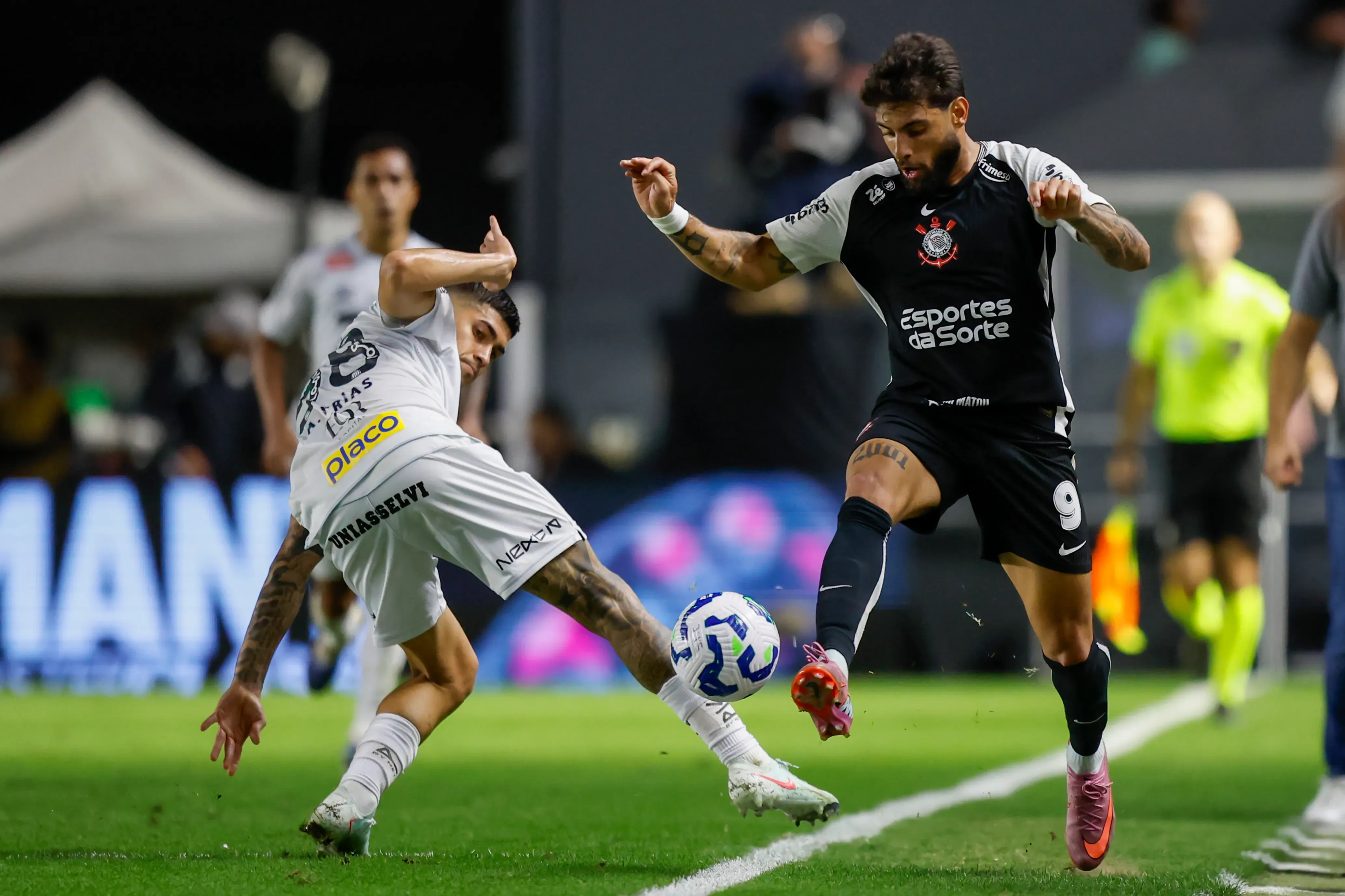 Adonis Frías em ação durante Santos x Corinthians. (Foto: Miguel Schincariol/Getty Images)