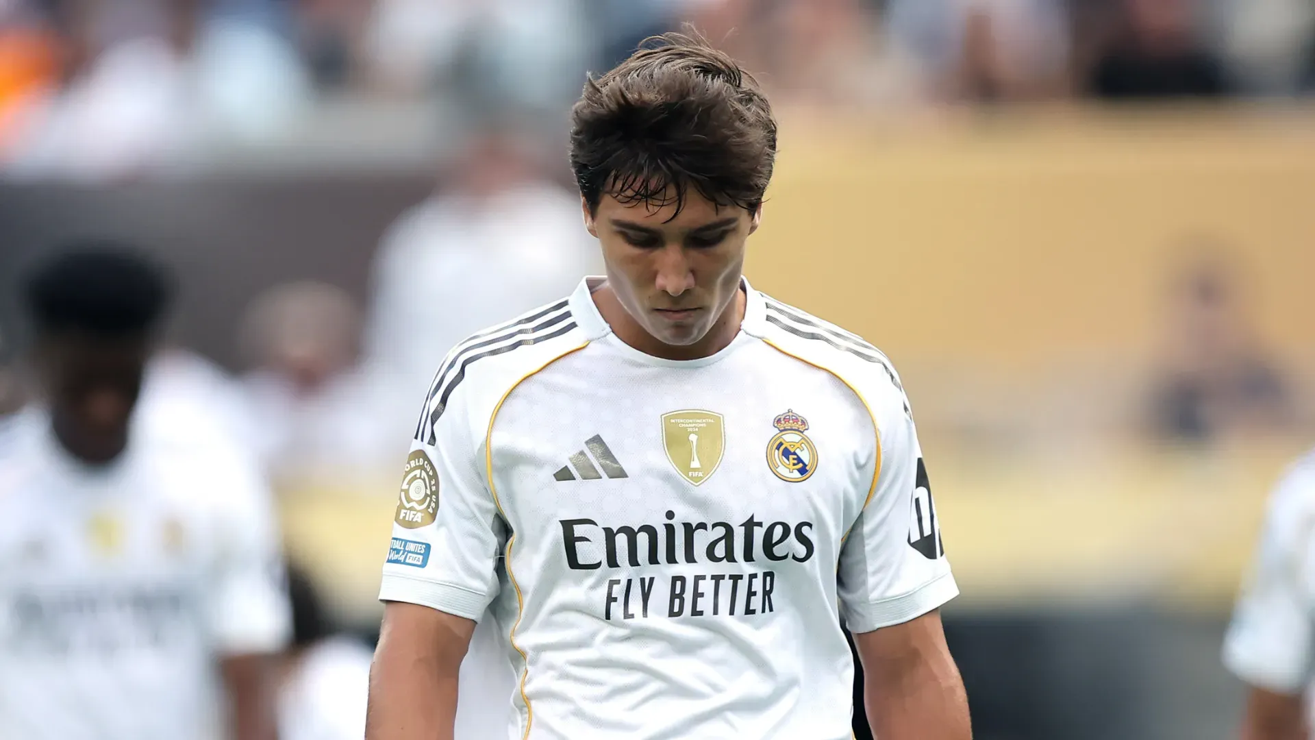 Gonzalo García com a cabeça baixa durante partida do Real Madrid