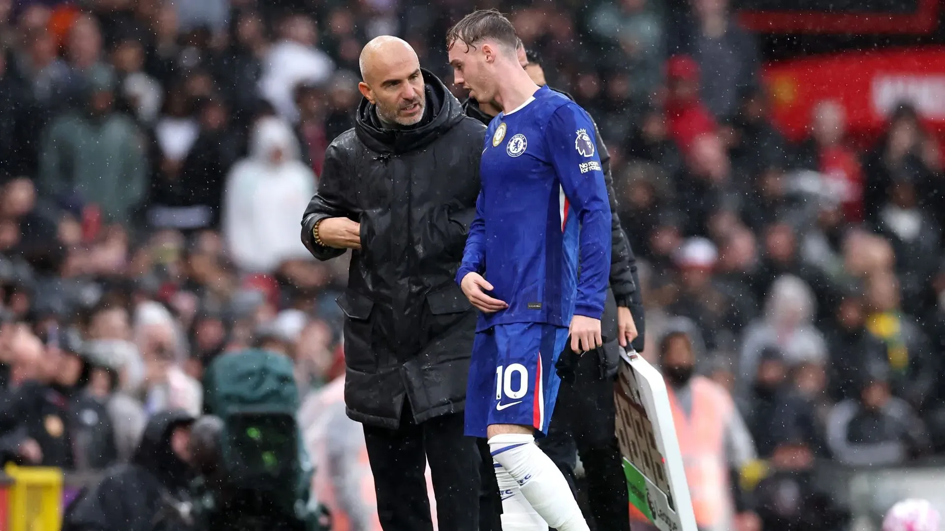 O técnico do Chelsea, Enzo Maresca (à esquerda), confirmou que Palmer está fora dos jogos contra Barcelona e Arsenal (foto: Alex Livesey/Getty Images)