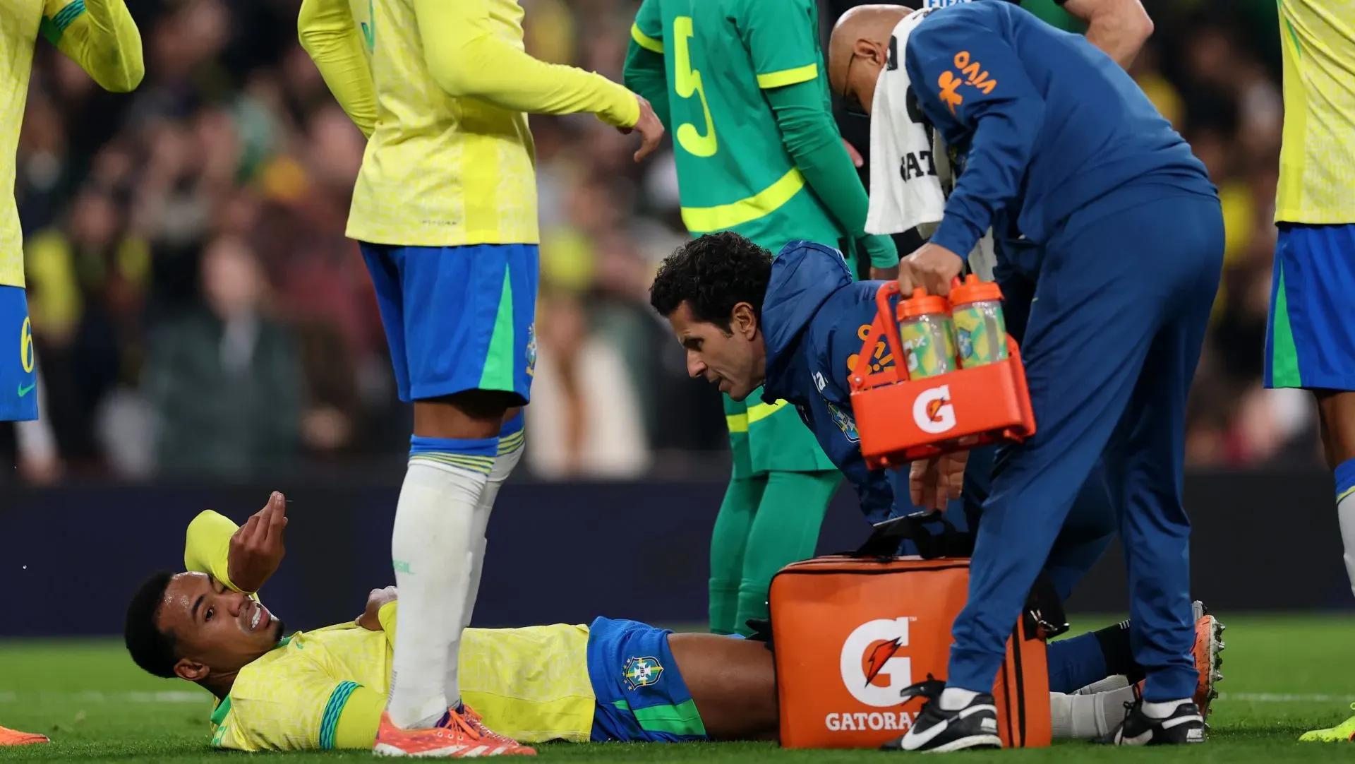 Gabriel Magalhães cai lesionado durante o Amistoso Internacional. Foto: Ryan Pierse/Getty Images