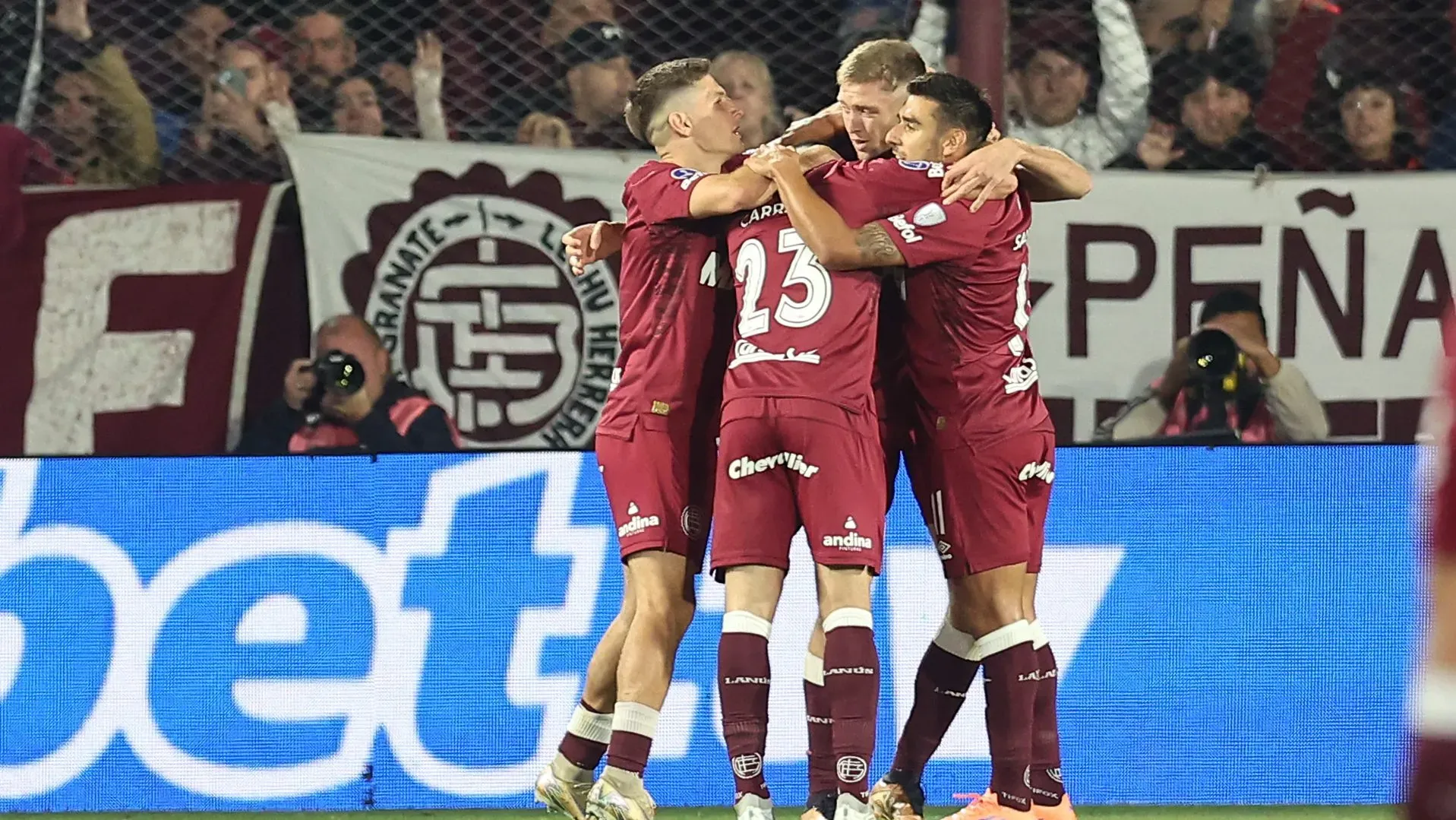 Rodrigo Castillo, do Lanús, comemora com os companheiros após marcar o primeiro gol da equipe durante o jogo de volta da semifinal da Copa CONMEBOL Sul-Americana 2025 entre Lanús e Universidad de Chile, realizado no Estádio Ciudad de Lanús Néstor Díaz Pérez em 30 de outubro de 2025, em Buenos Aires, Argentina. (Foto: Alejandro Pagni/Getty Images)
