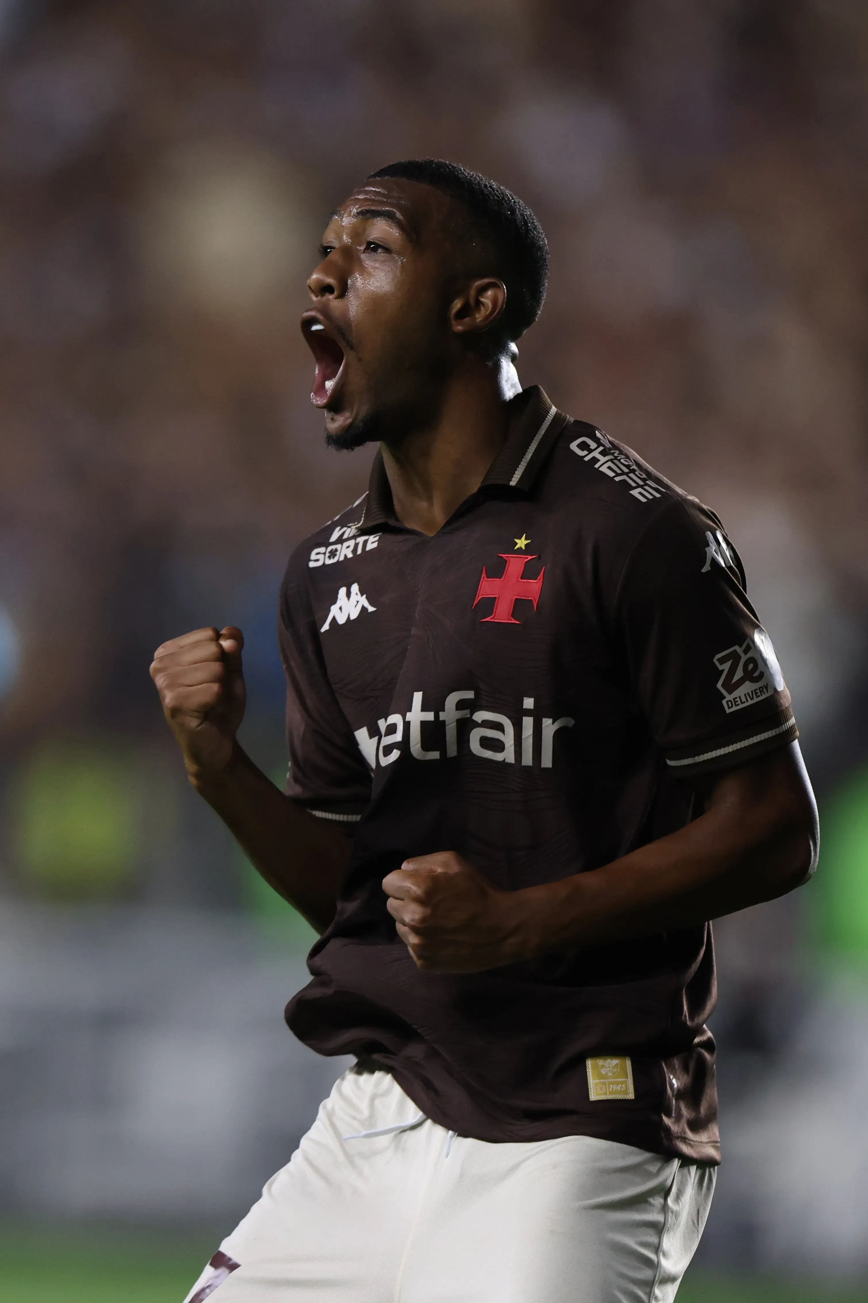 Rayan, do Vasco da Gama, é alvo de diversos clubes no futebol europeu, mas o clube carioca tem uma renovação encaminhada que pode ser por 3 anos e com multa rescisória de R$498 milhões, segundo o jornalista Lucas Pedrosa (Foto: Lucas Figueiredo/Getty Images)