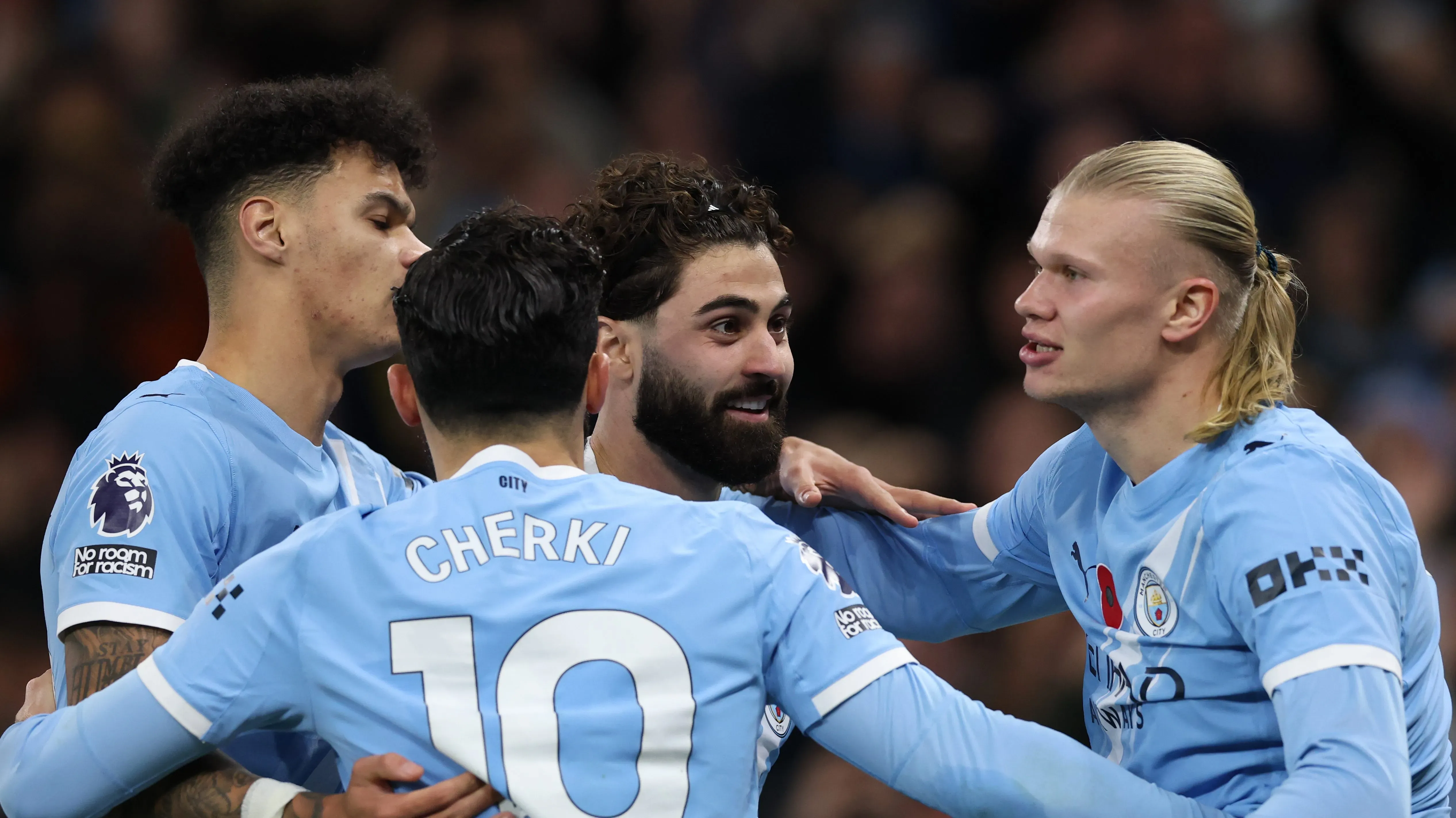 Cherki (de costas): esteve prestes a jogar pelo PSG (Foto: Michael Steele/Getty Images)