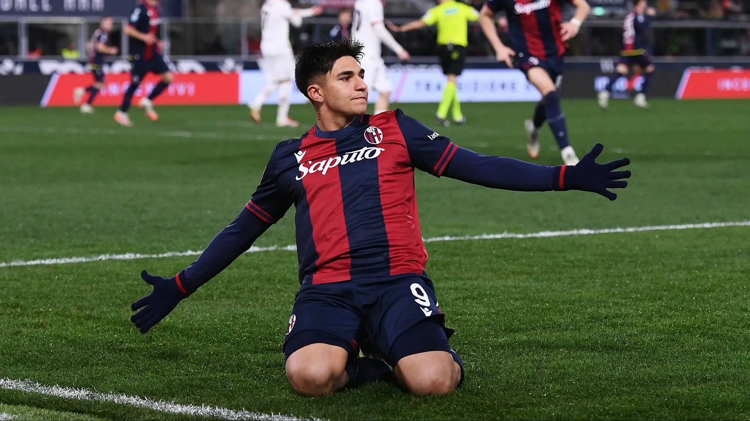 Santiago Castro comemorando gol pelo Bologna. Jogador é alvo do Arsenal. Foto: Alessandro Sabattini/Getty Images