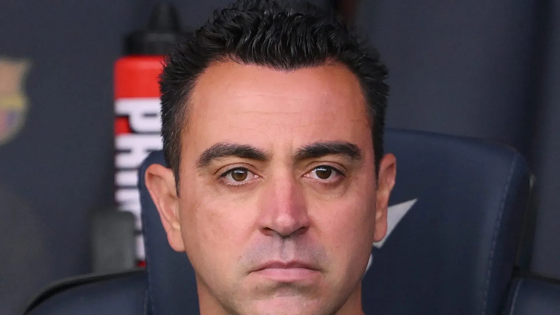 Xavi, técnico do FC Barcelona, observa antes da partida da LaLiga EA Sports entre FC Barcelona e Rayo Vallecano no Estadi Olímpic Lluís Companys, em 19 de maio de 2024, em Barcelona, Espanha. (Foto de David Ramos/Getty Images)