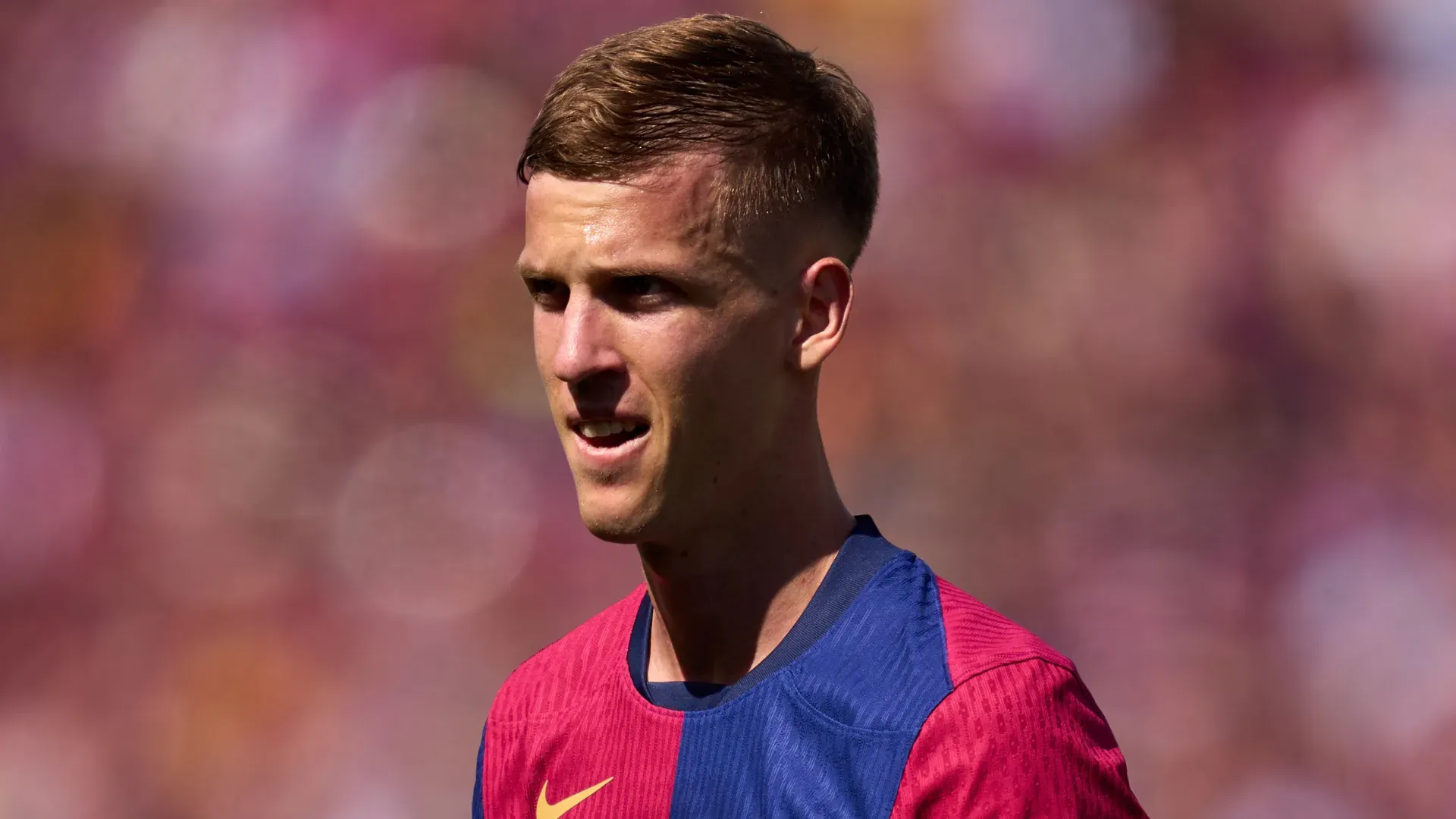 Dani Olmo em campo com o Barcelona. Foto: Alex Caparros/Getty Images