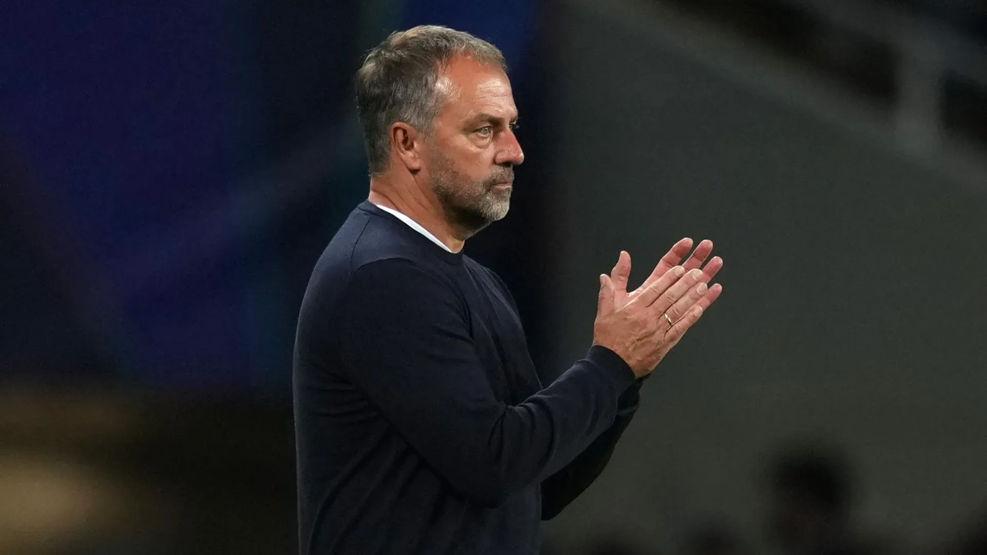 Hansi Flick vai definir o time titular do Barcelona contra o Bilbao (foto: Alex Caparros/Getty Images)