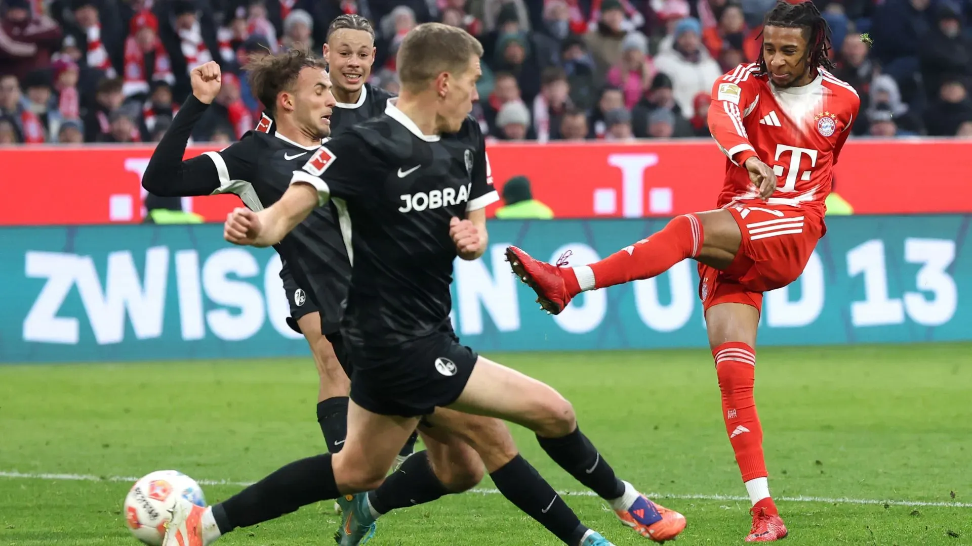 Olise, do Bayern de Munique, foi protagonista contra o Freiburg (foto: Alexander Hassenstein/Getty Images)