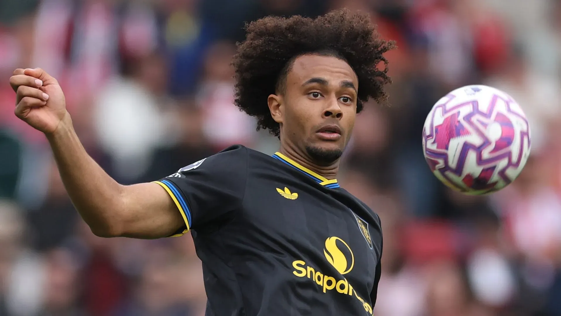 Zirkzee em campo com a camisa preta em detalhes amarelos do Manchester United (Photo by Richard Pelham/Getty Images)