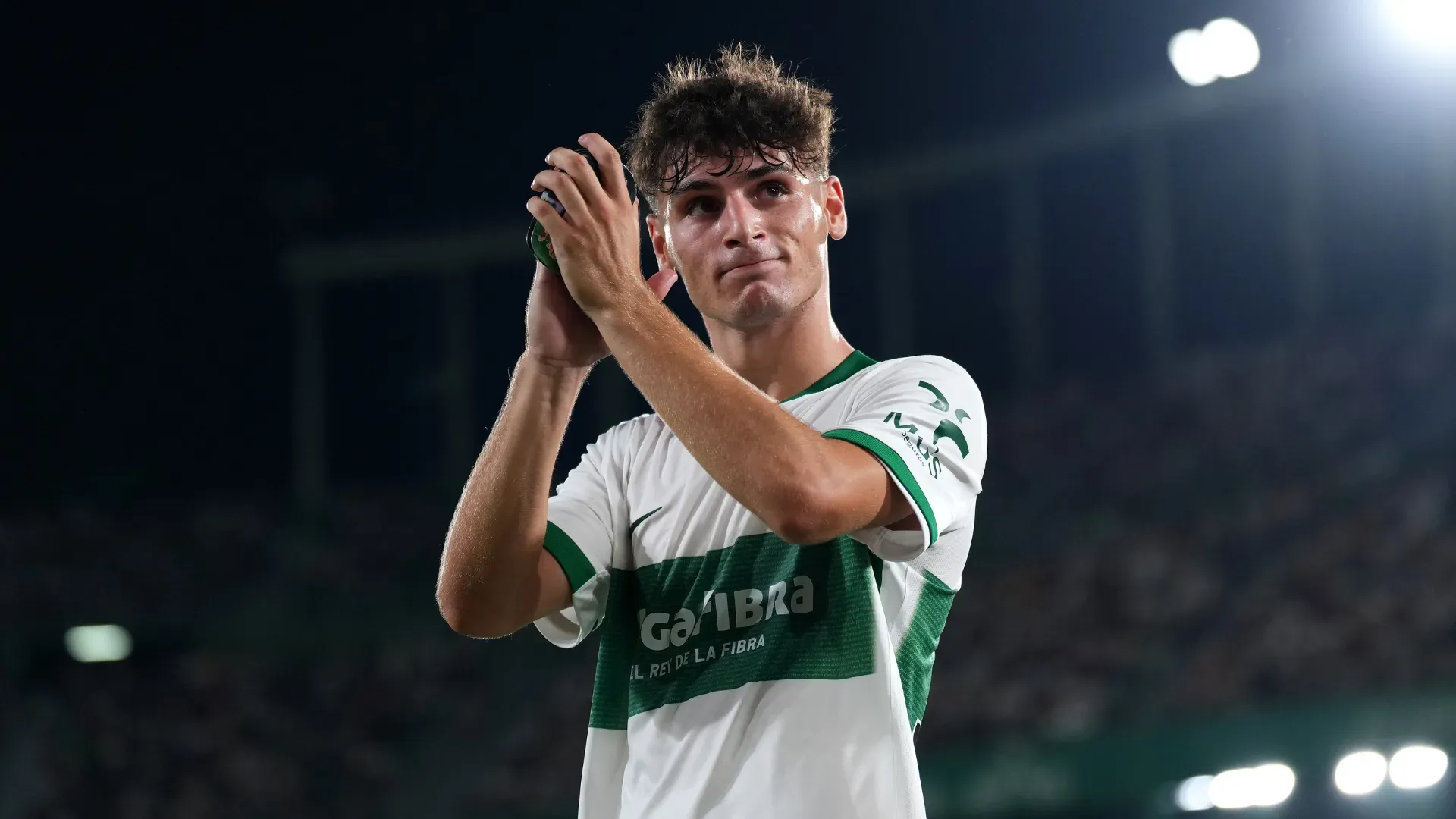Rodrigo Mendoza bate palma durante partida do Elche. Jogador é alvo do Arsenal. foto: Aitor Alcalde/Getty Images